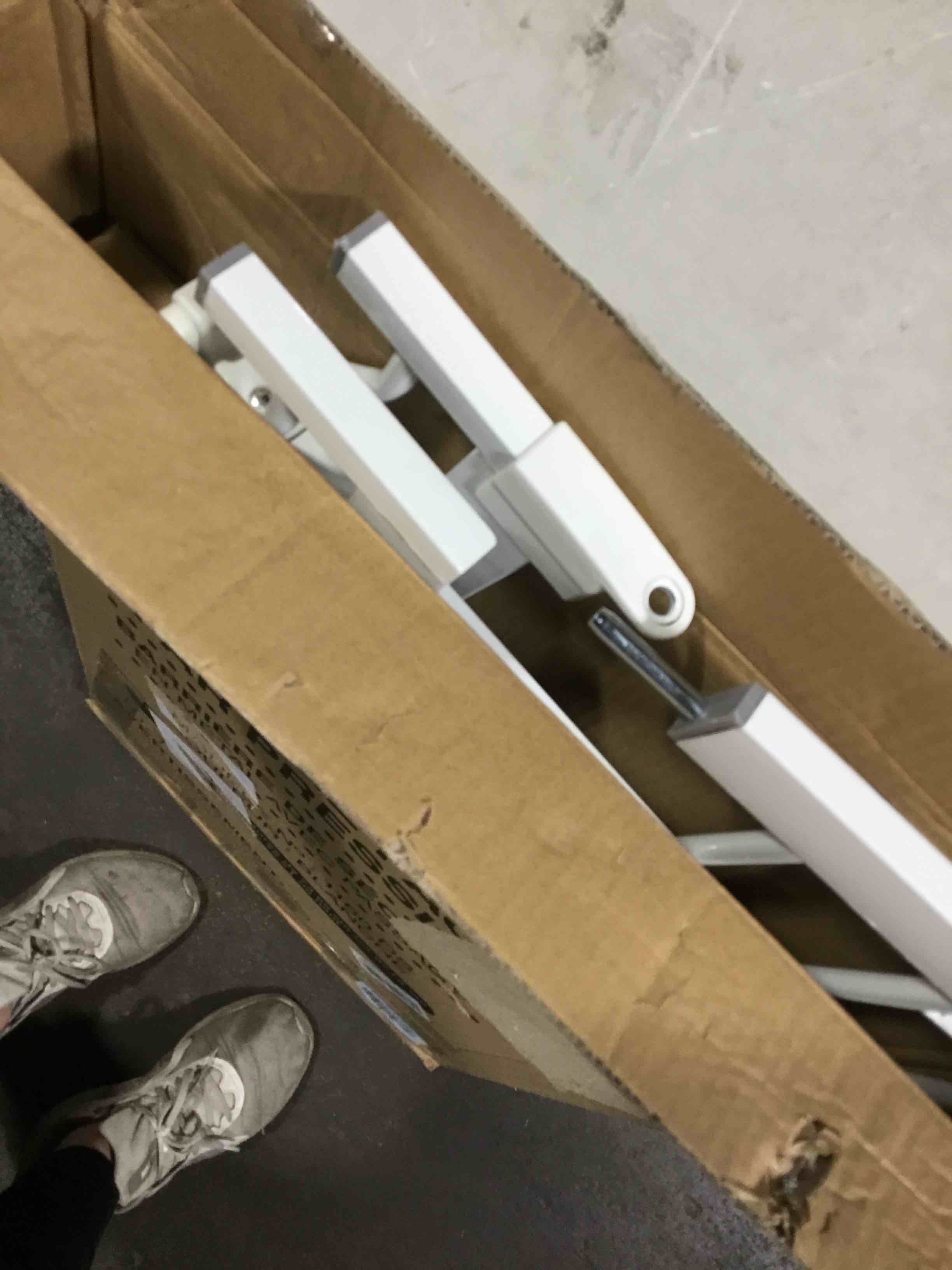 https://s3.amazonaws.com/lotting-images-prod/bidfta/PPE2291711_1746184742811.jpeg