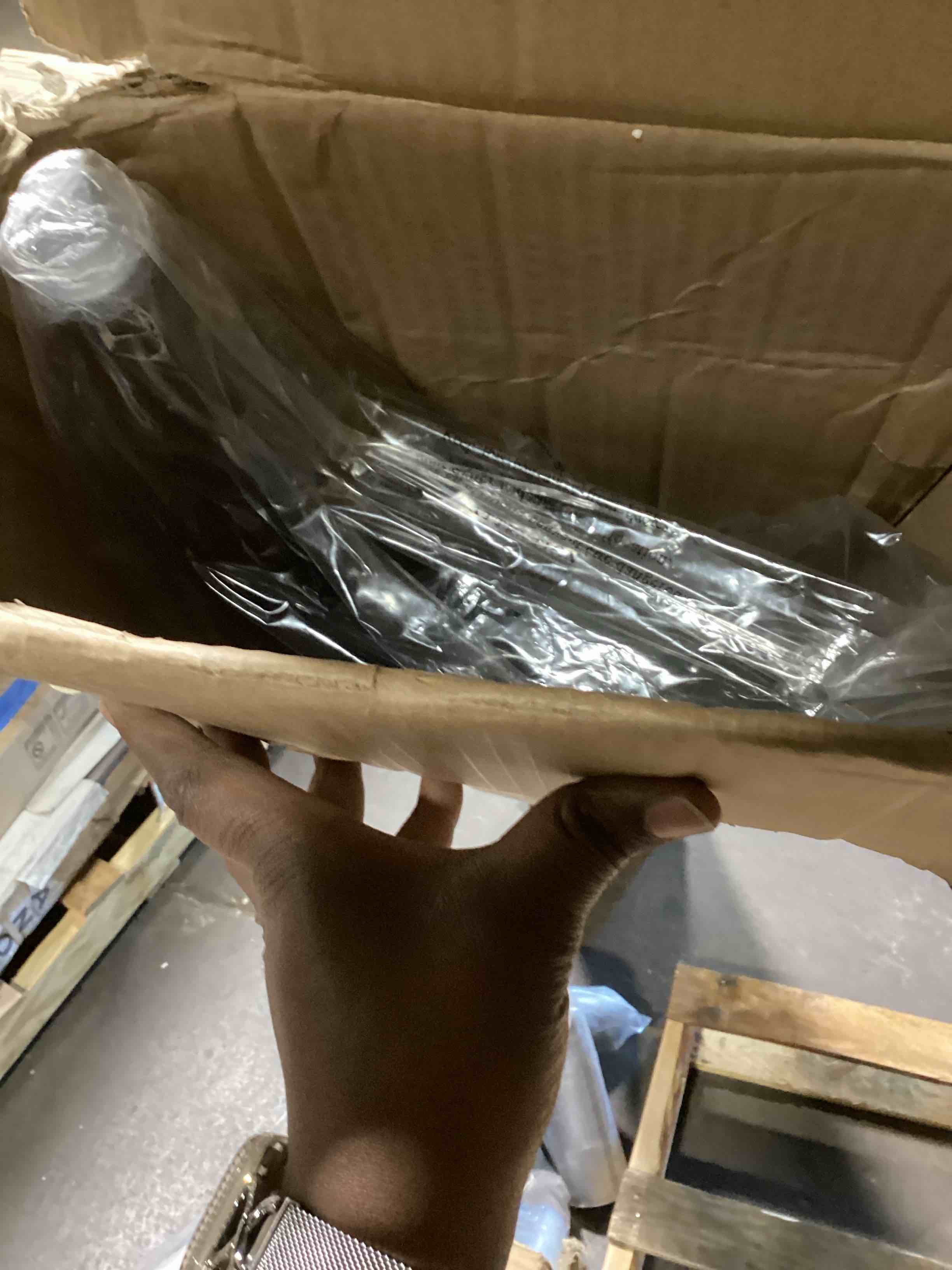 https://s3.amazonaws.com/lotting-images-prod/bidfta/PPE2295844_1746796467114.jpeg