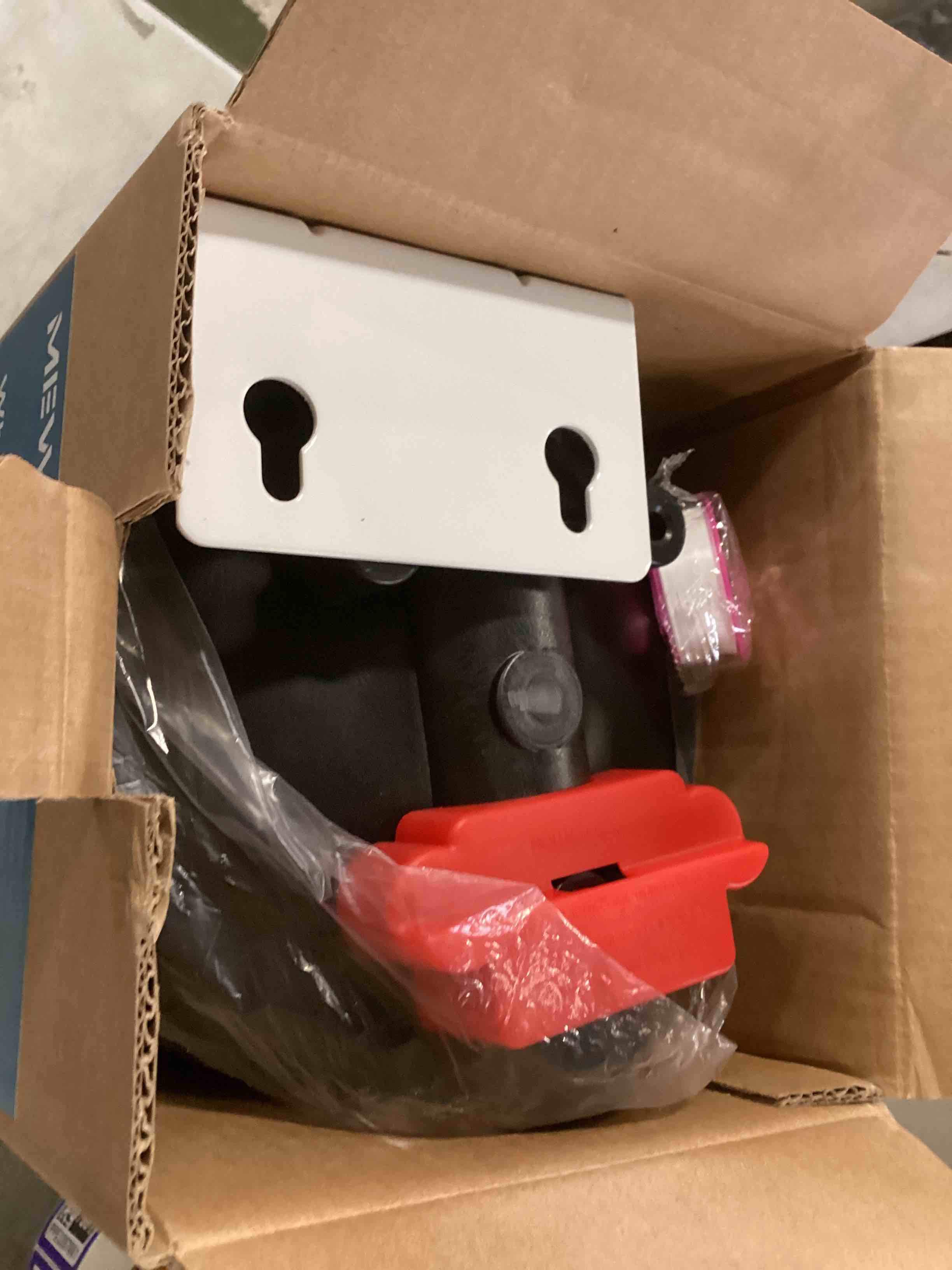 https://s3.amazonaws.com/lotting-images-prod/bidfta/PPE2297656_1743090964679.jpeg