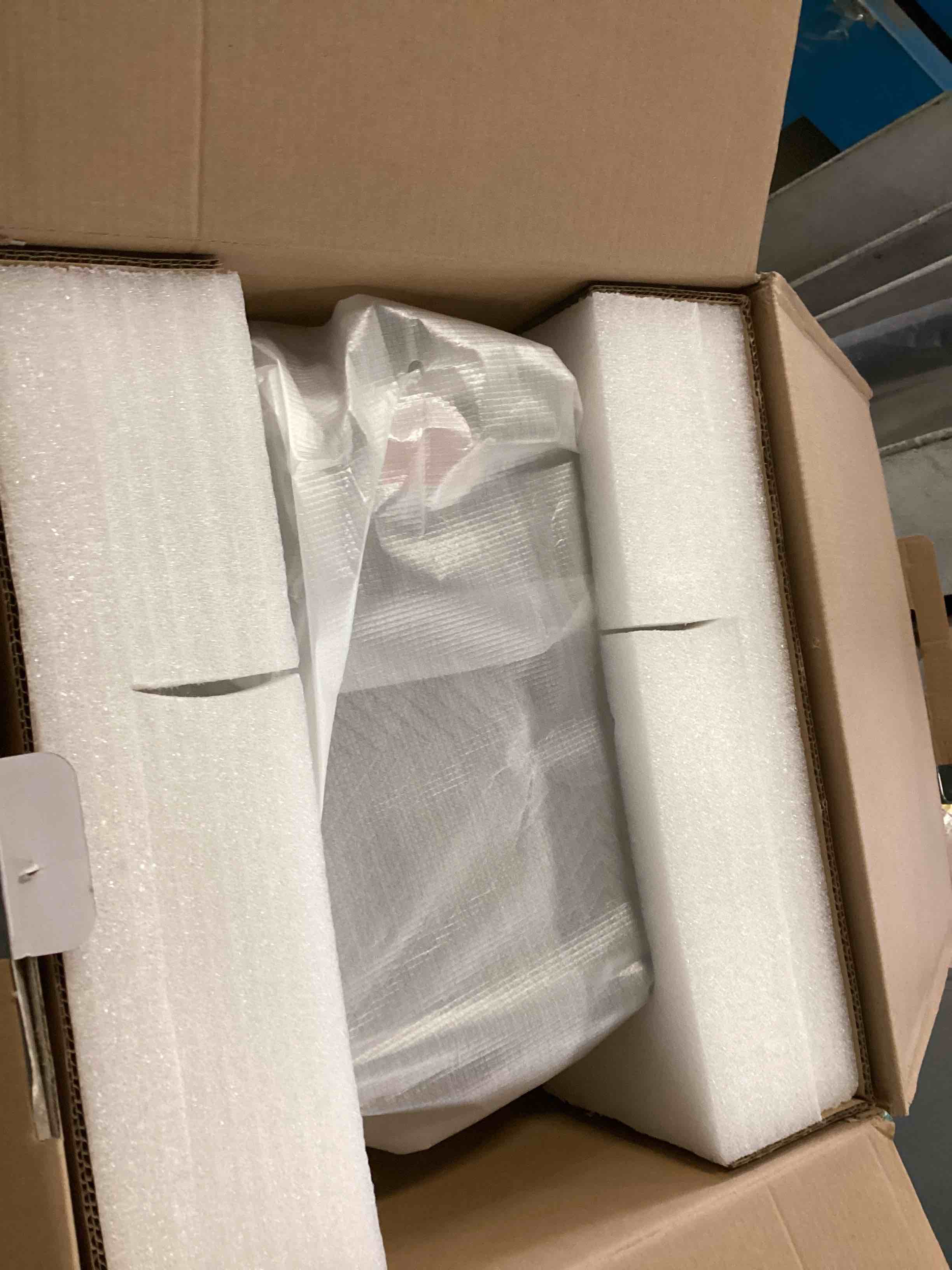 https://s3.amazonaws.com/lotting-images-prod/bidfta/PPE2297747_1743103812840.jpeg
