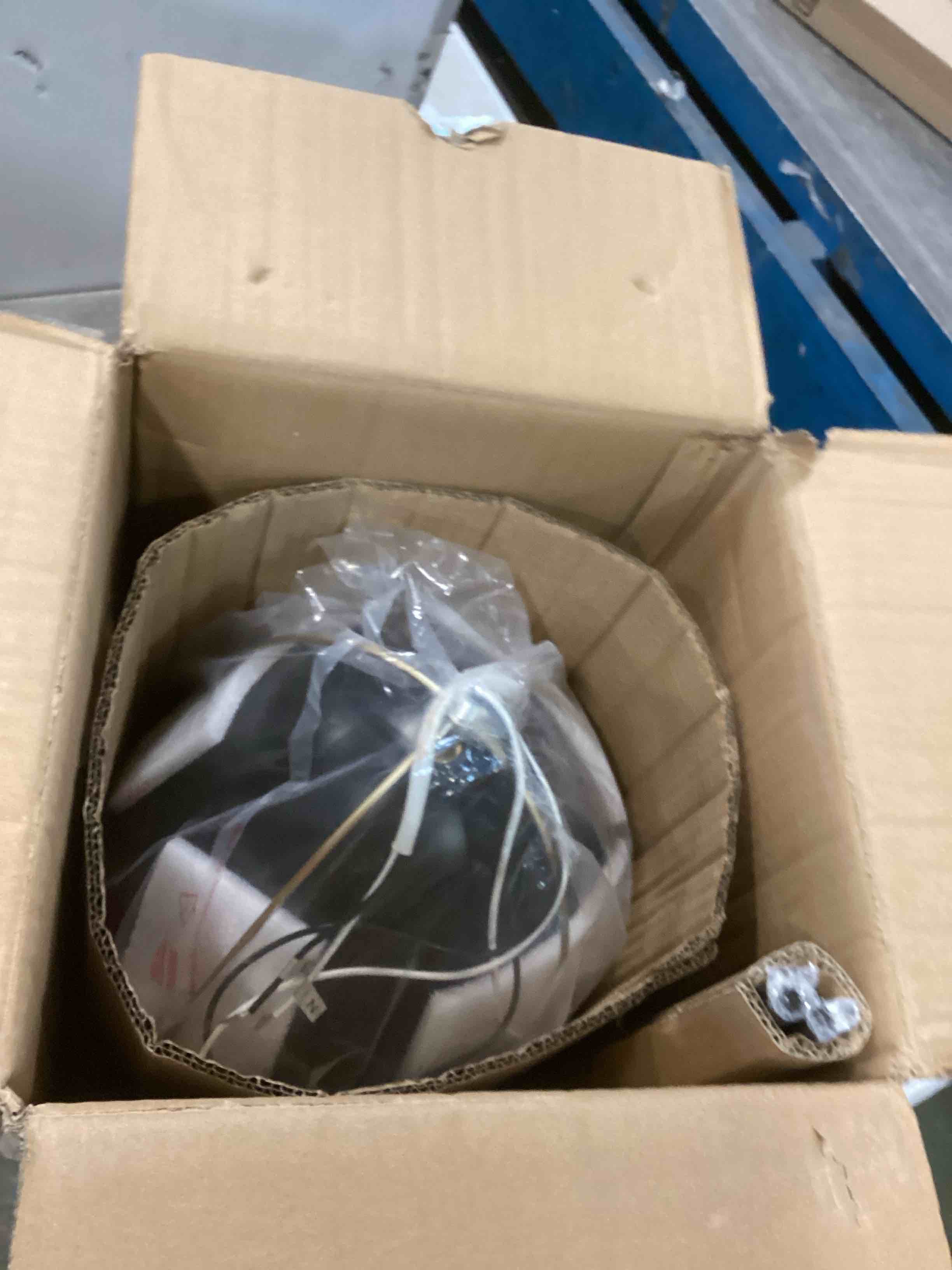 https://s3.amazonaws.com/lotting-images-prod/bidfta/PPE2317940_1742559342835.jpeg