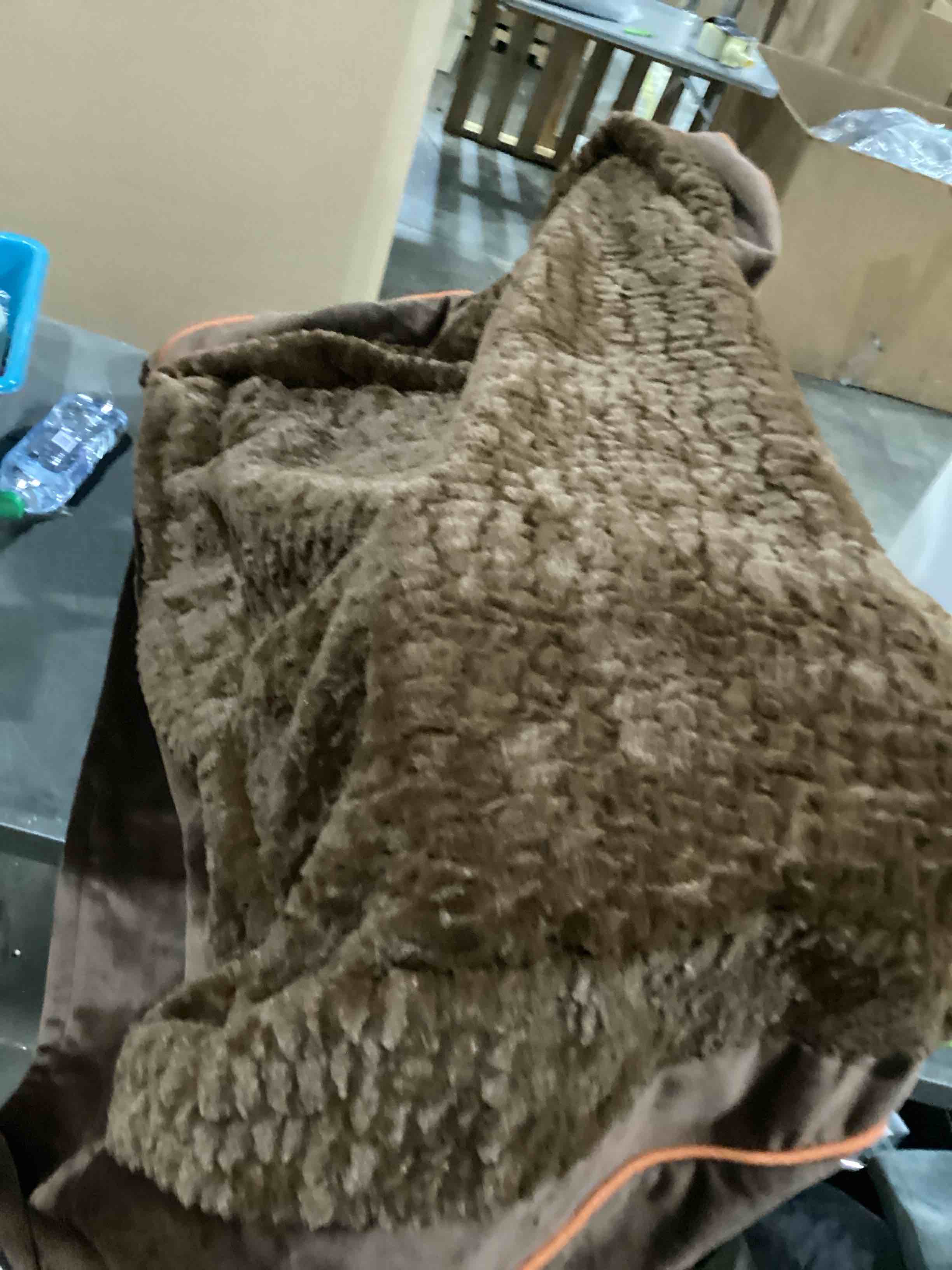 https://s3.amazonaws.com/lotting-images-prod/bidfta/PPE2348058_1751294157272.jpeg