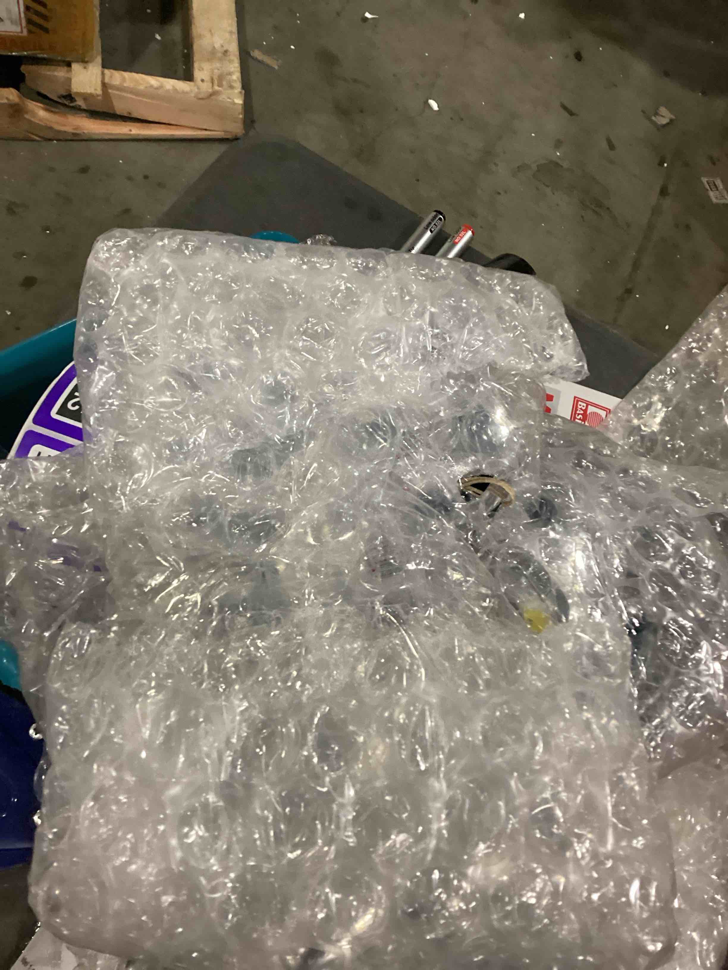 https://s3.amazonaws.com/lotting-images-prod/bidfta/PPE2348224_1751395732151.jpeg