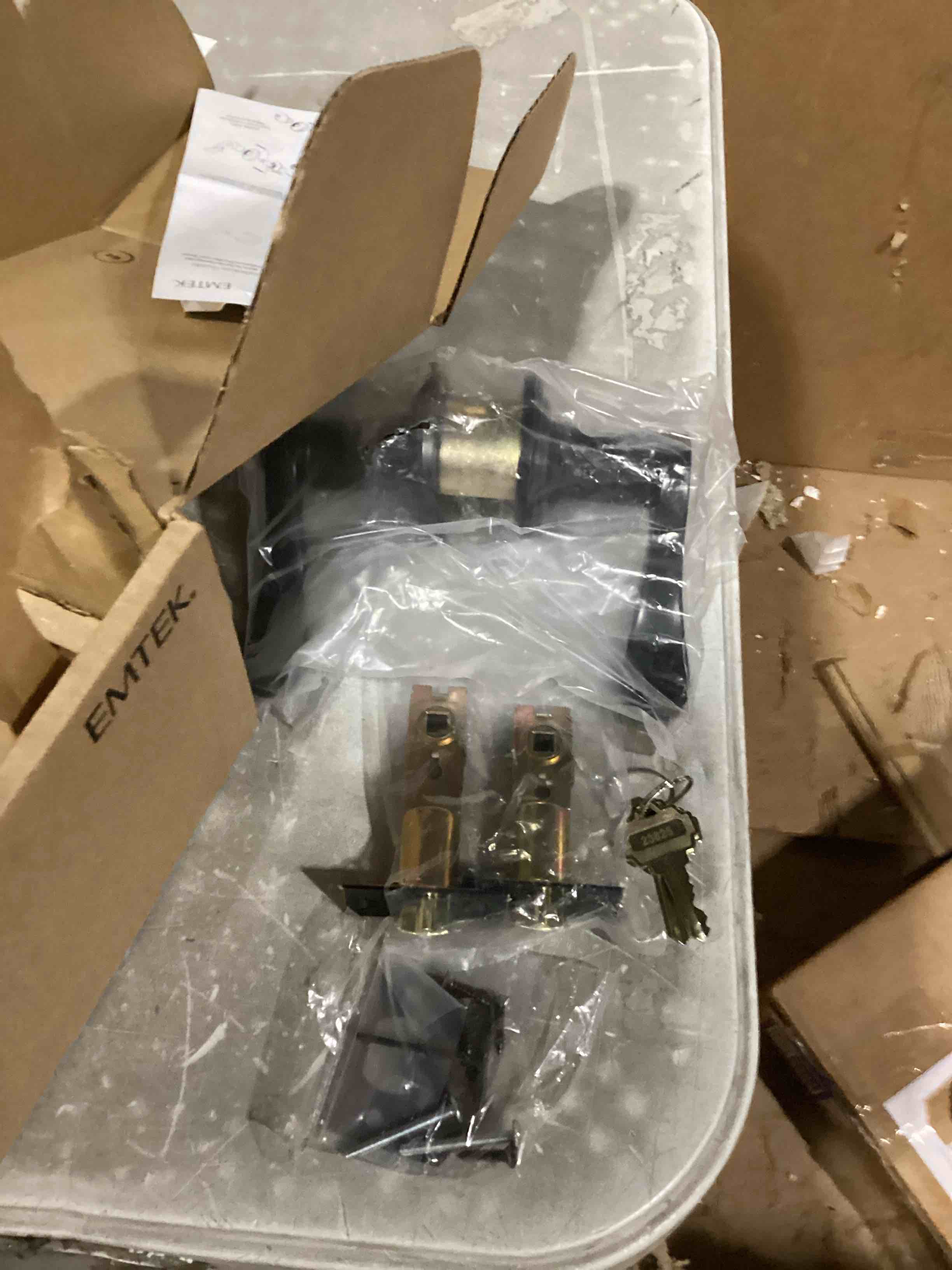 https://s3.amazonaws.com/lotting-images-prod/bidfta/PPE2350312_1749662209214.jpeg