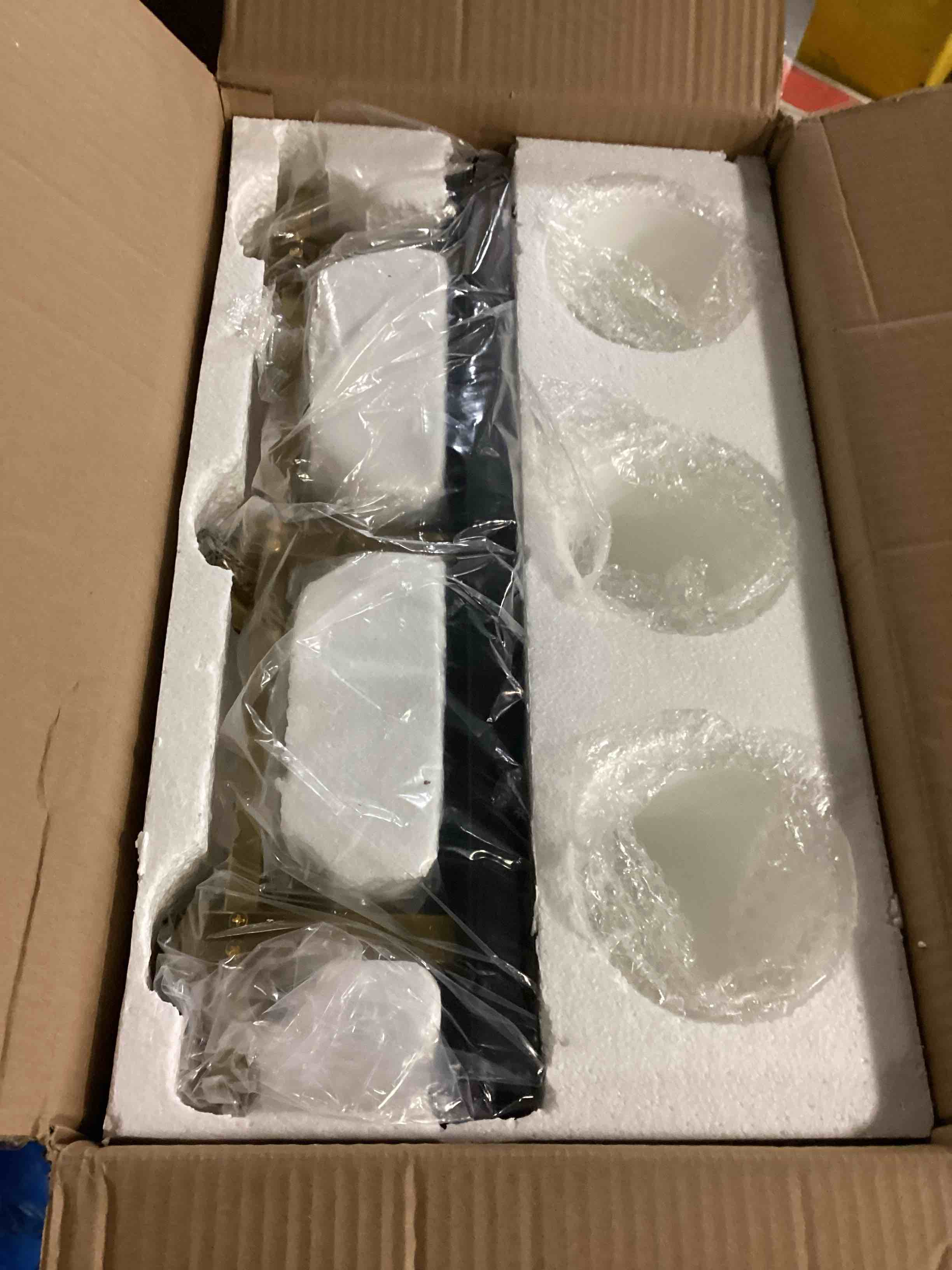https://s3.amazonaws.com/lotting-images-prod/bidfta/PPE2357910_1750358326518.jpeg