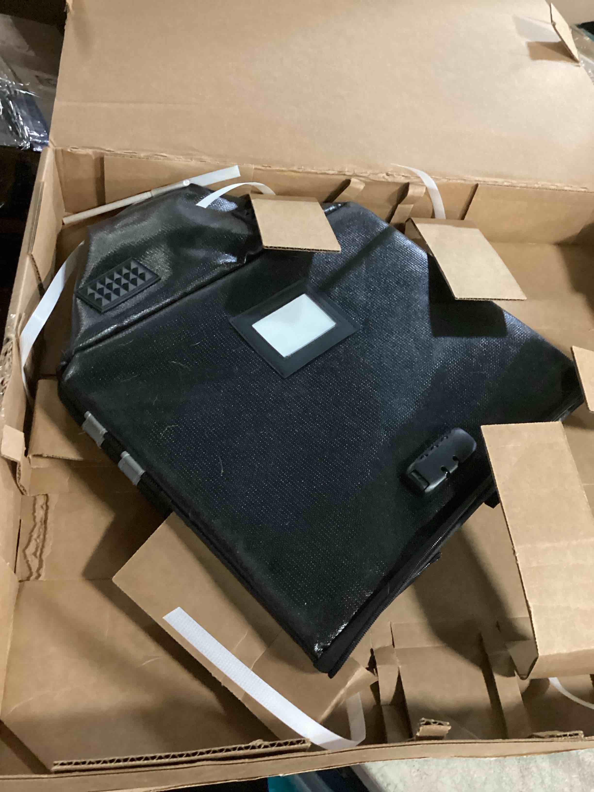 https://s3.amazonaws.com/lotting-images-prod/bidfta/PPE2358737_1750943063519.jpeg