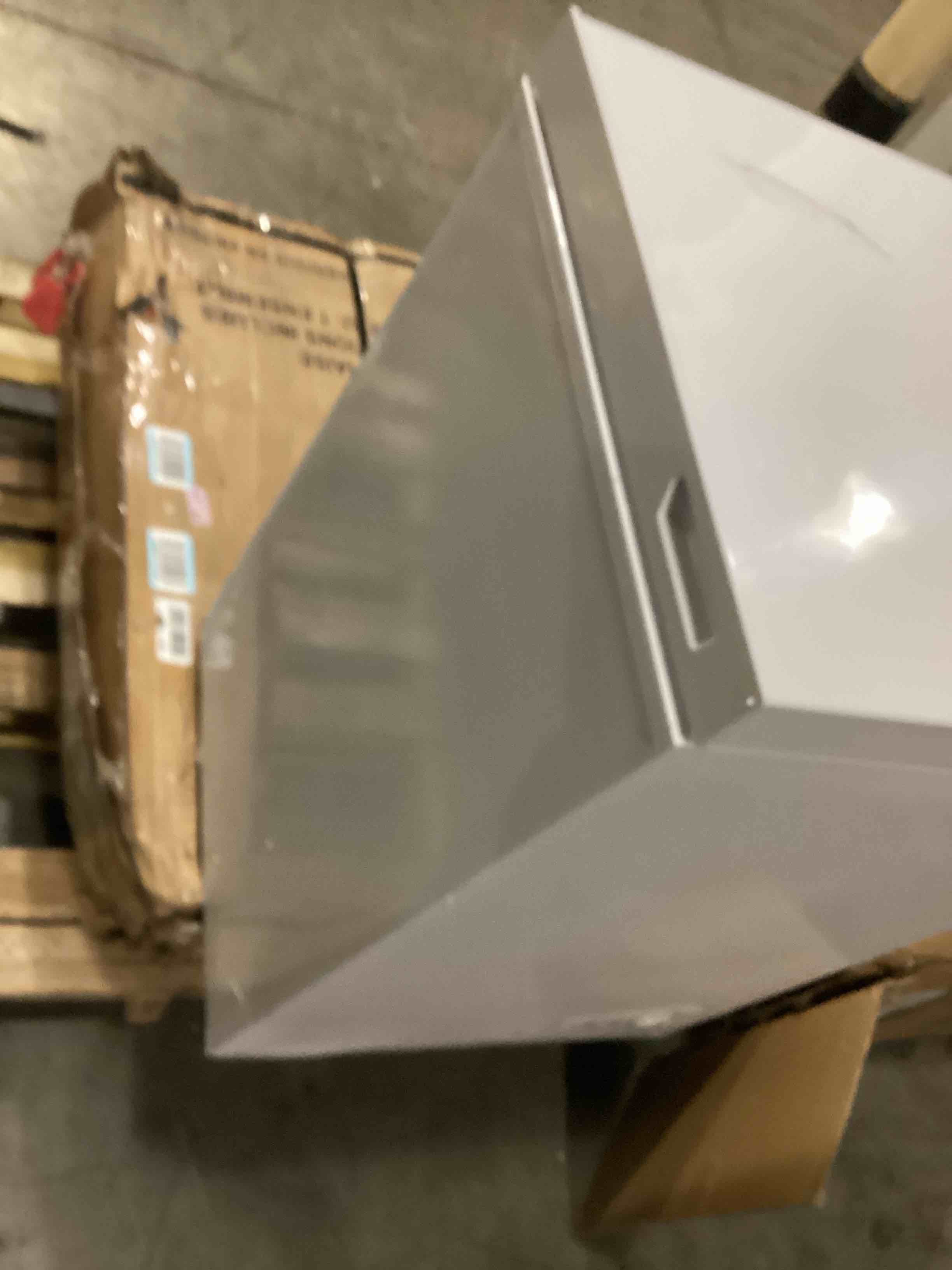 https://s3.amazonaws.com/lotting-images-prod/bidfta/PPE2361398_1748629854232.jpeg