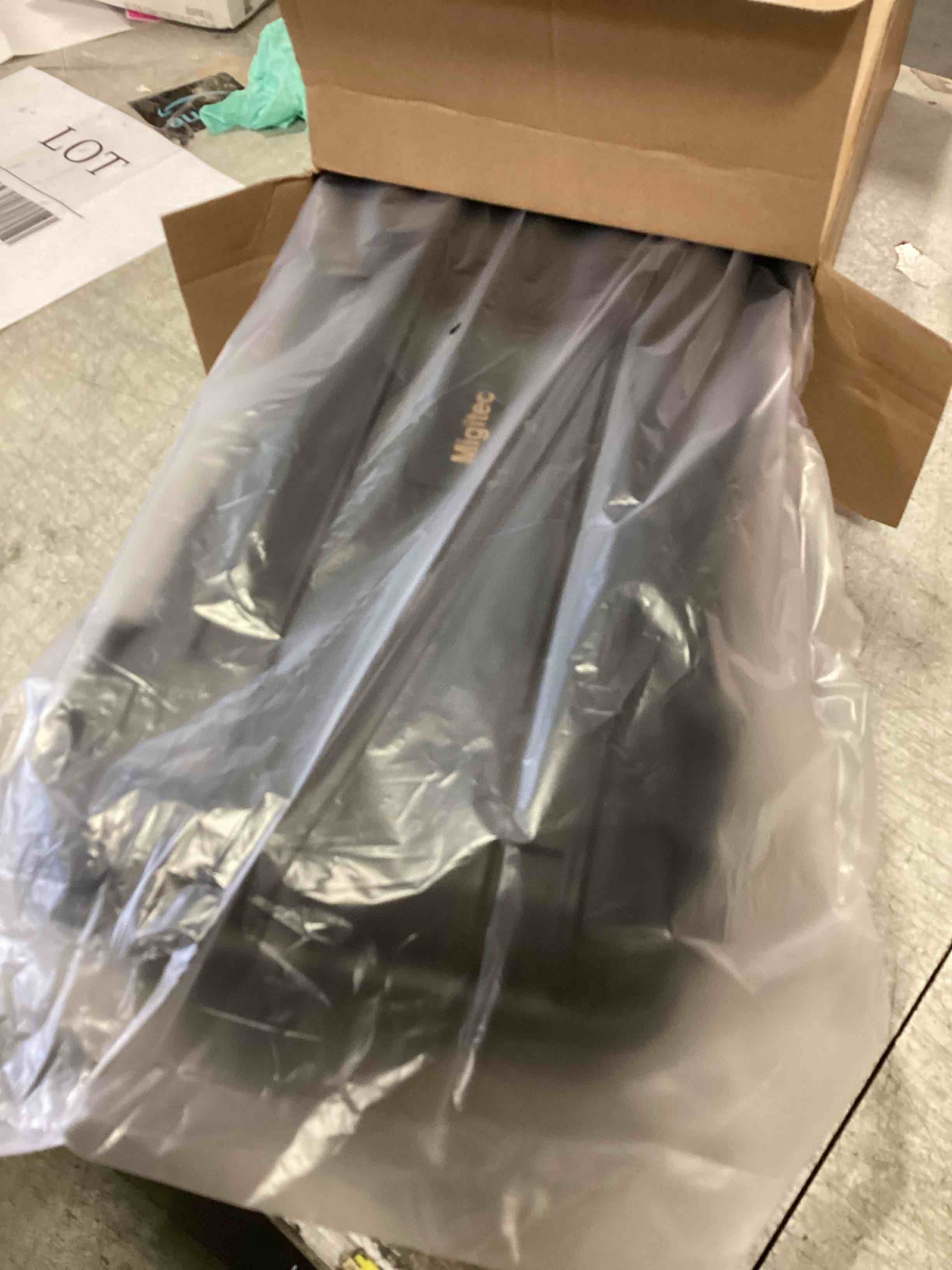 https://s3.amazonaws.com/lotting-images-prod/bidfta/PPE2470218_1746706805638.jpeg