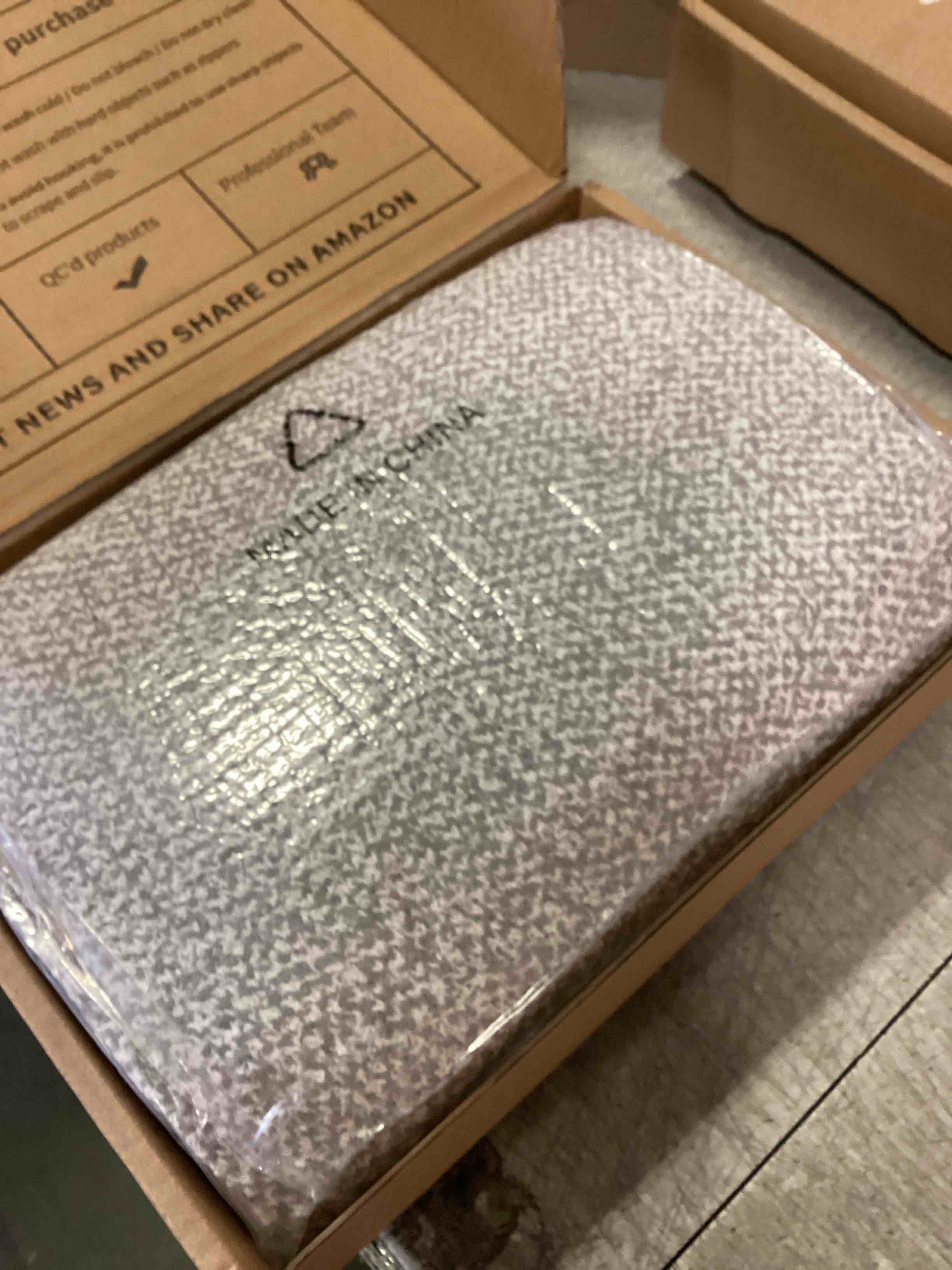 https://s3.amazonaws.com/lotting-images-prod/bidfta/PPE2470267_1746731102912.jpeg