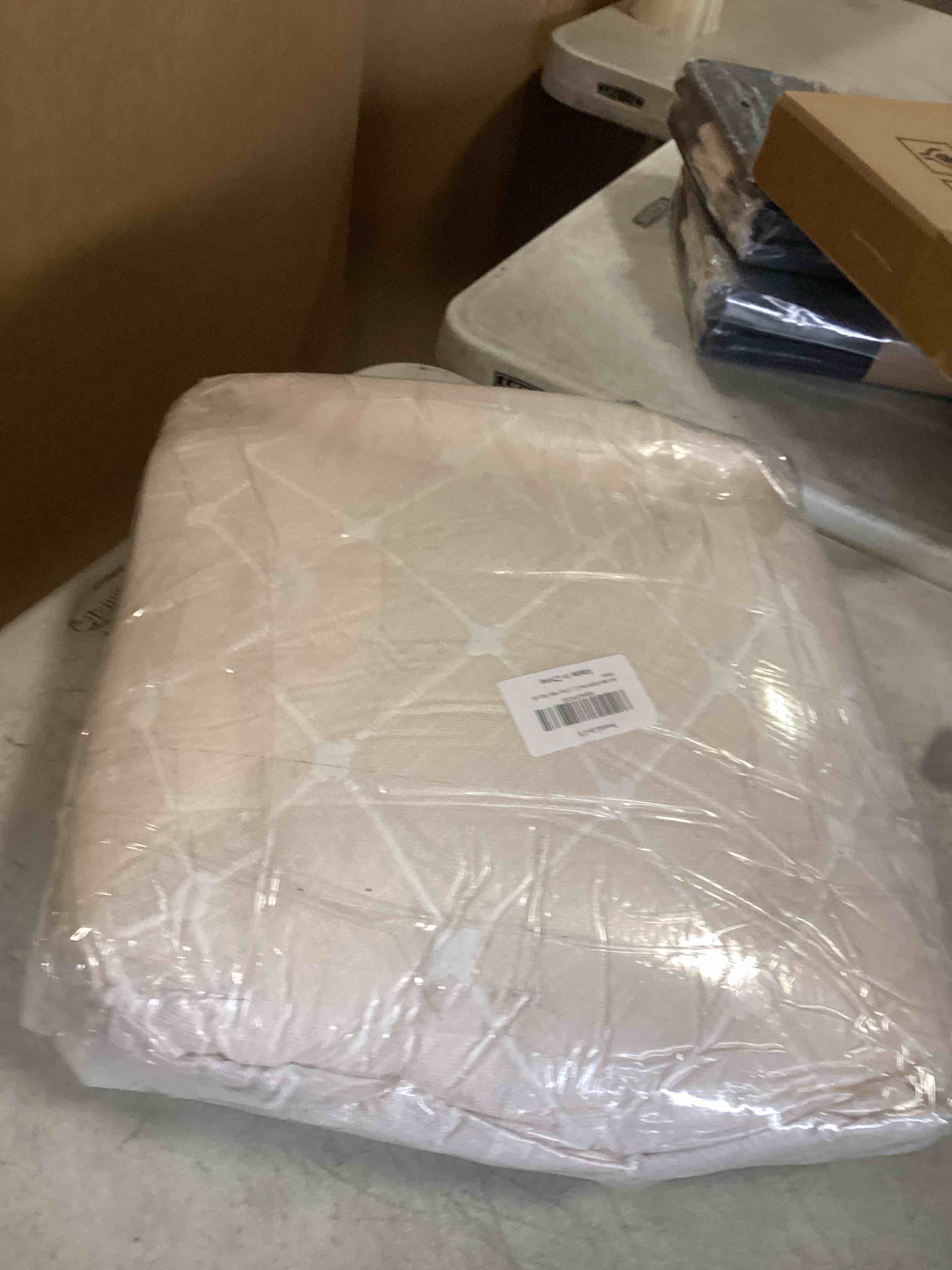 https://s3.amazonaws.com/lotting-images-prod/bidfta/PPE2479690_1747944182819.jpeg