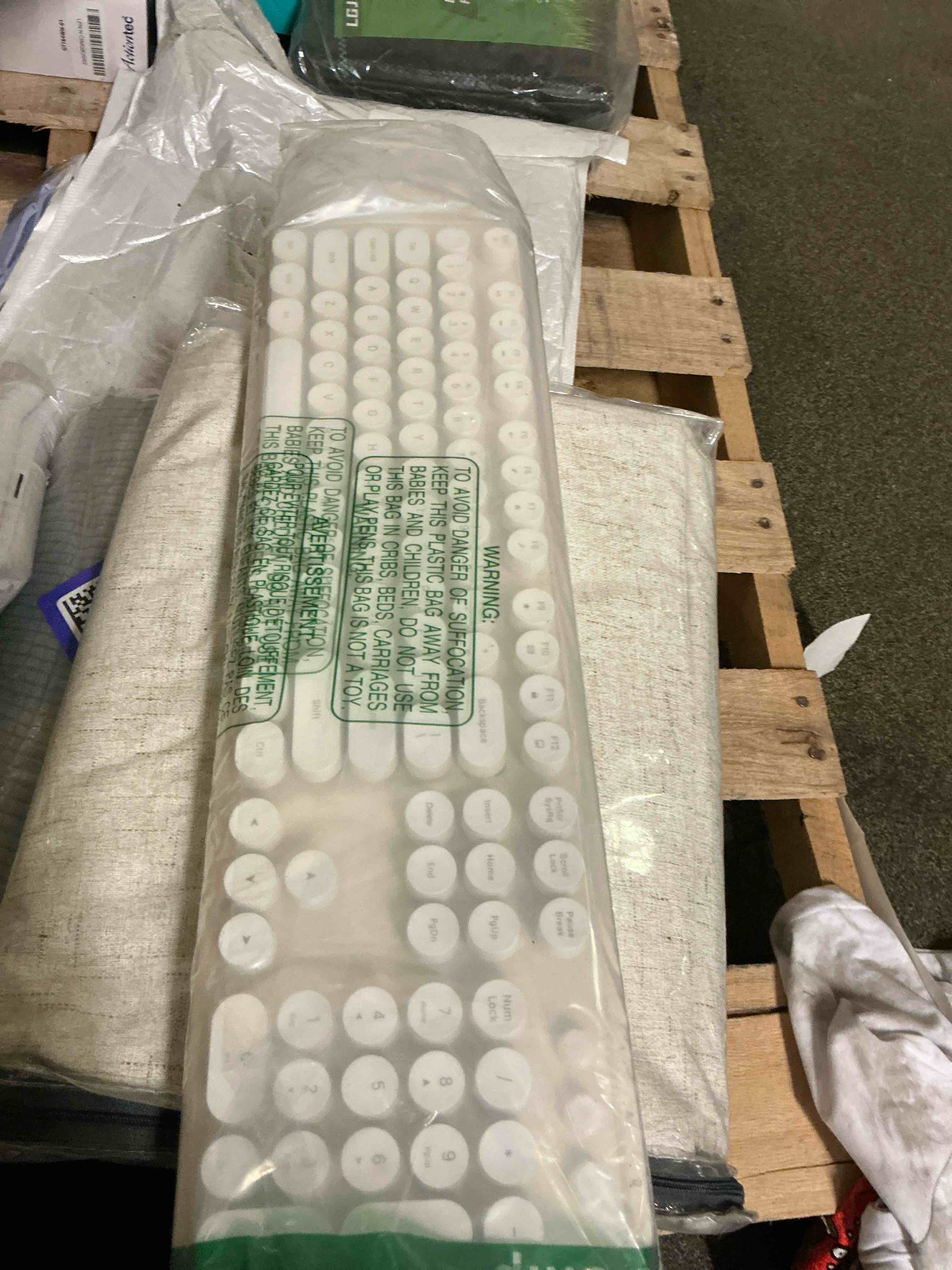 https://s3.amazonaws.com/lotting-images-prod/bidfta/PPE2485338_1750282988656.jpeg