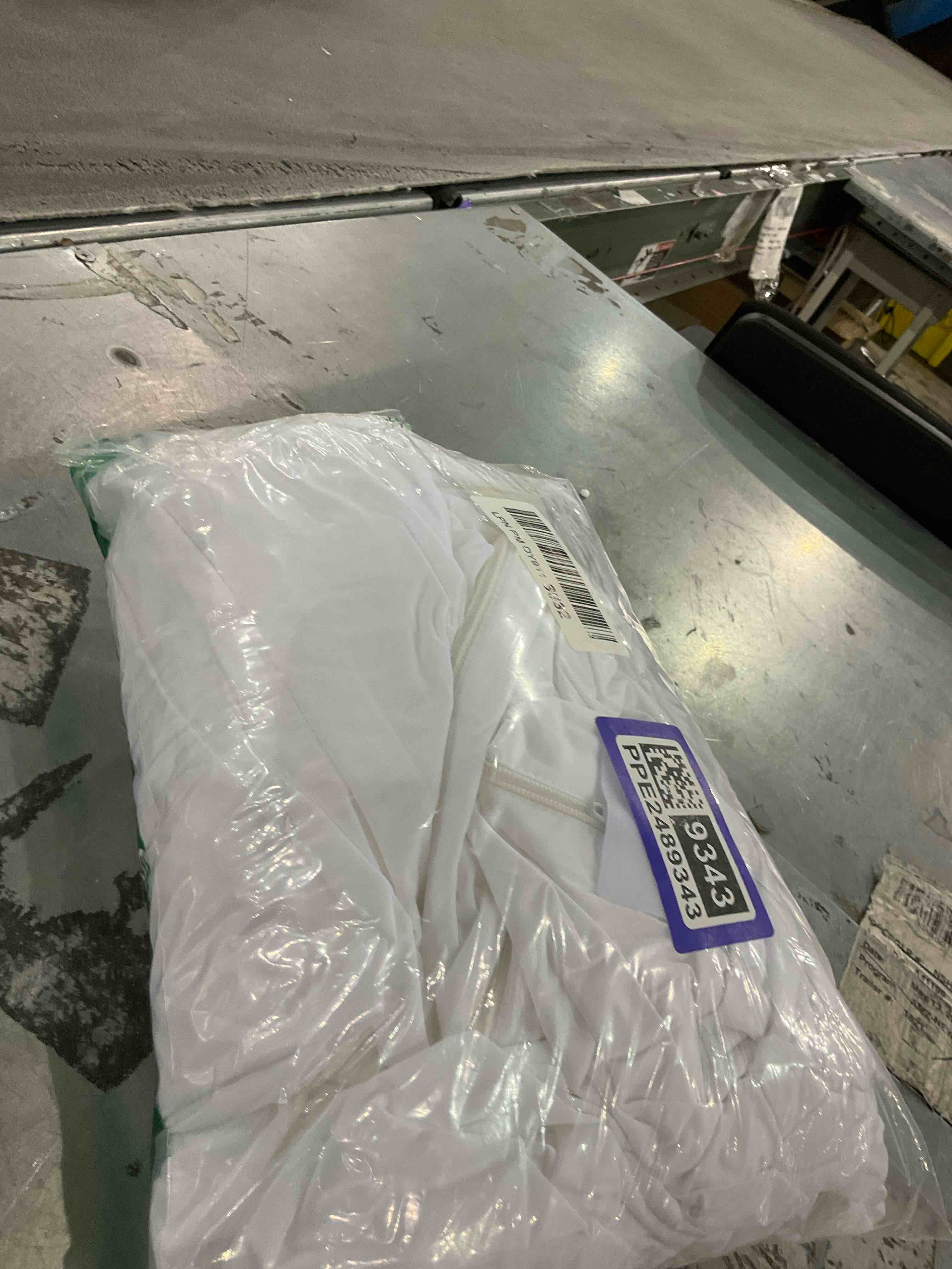 https://s3.amazonaws.com/lotting-images-prod/bidfta/PPE2489343_1750418323745.jpeg