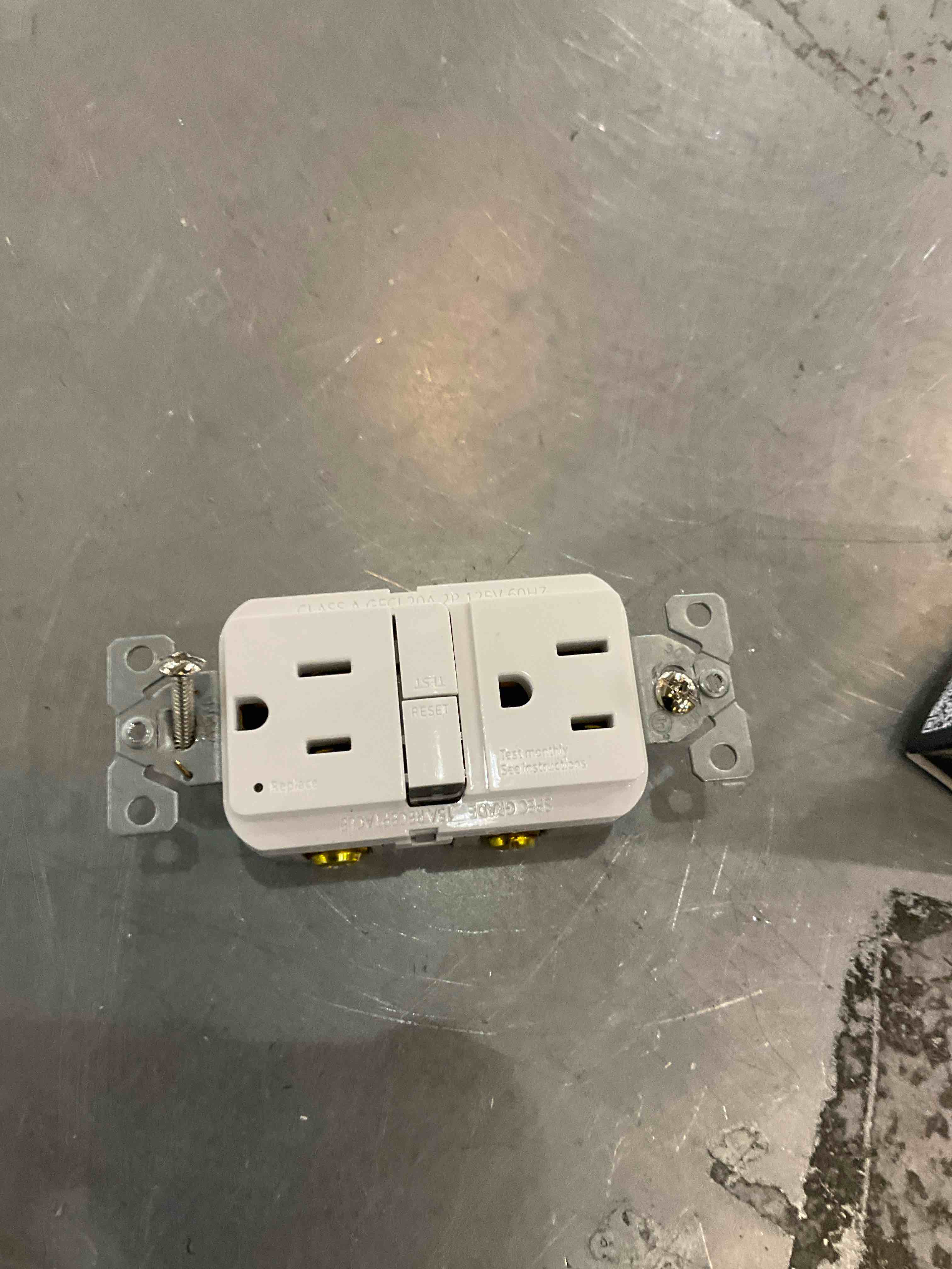 https://s3.amazonaws.com/lotting-images-prod/bidfta/PPE2490047_1750430087367.jpeg