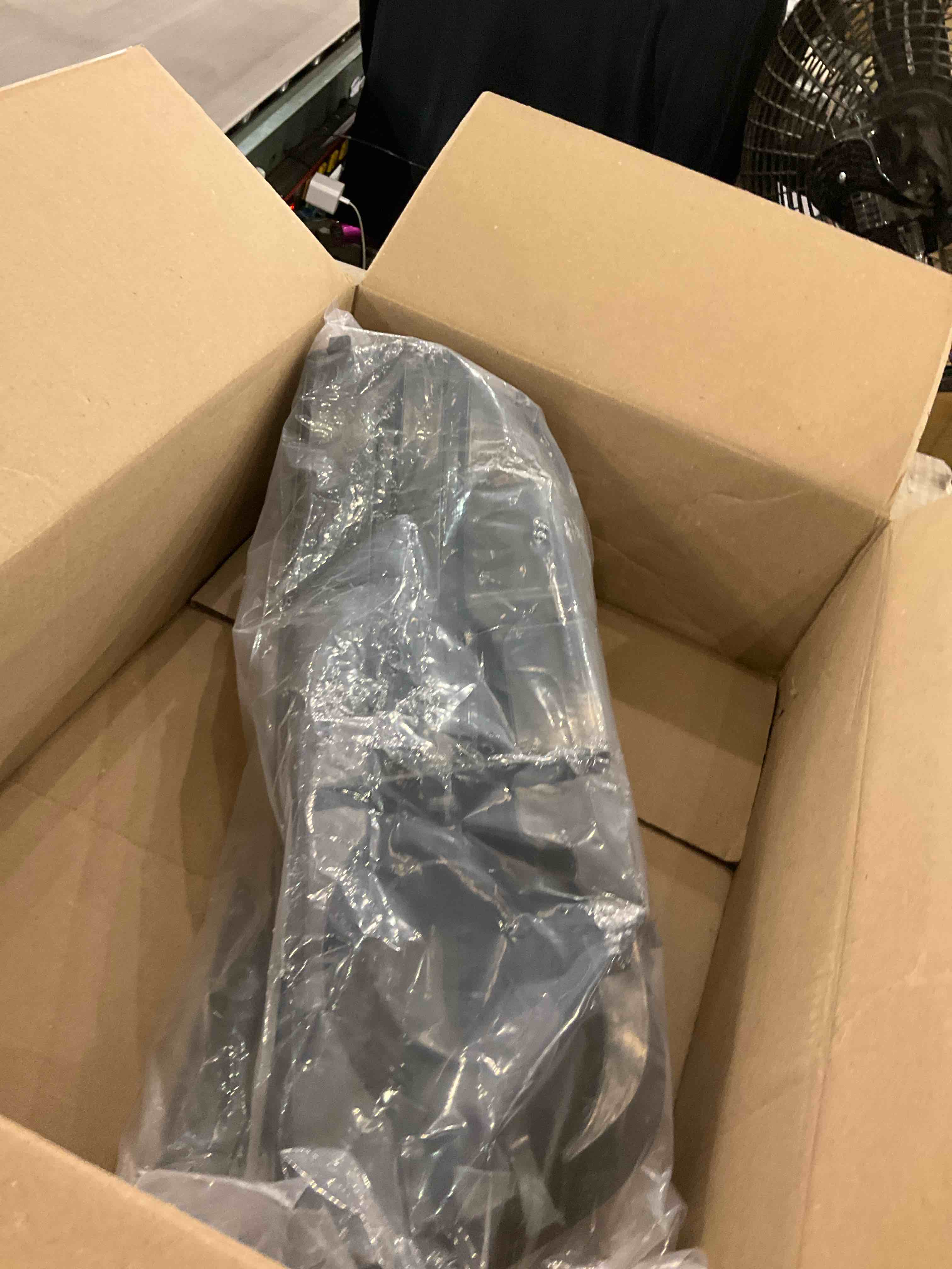 https://s3.amazonaws.com/lotting-images-prod/bidfta/PPE2492216_1746024244959.jpeg
