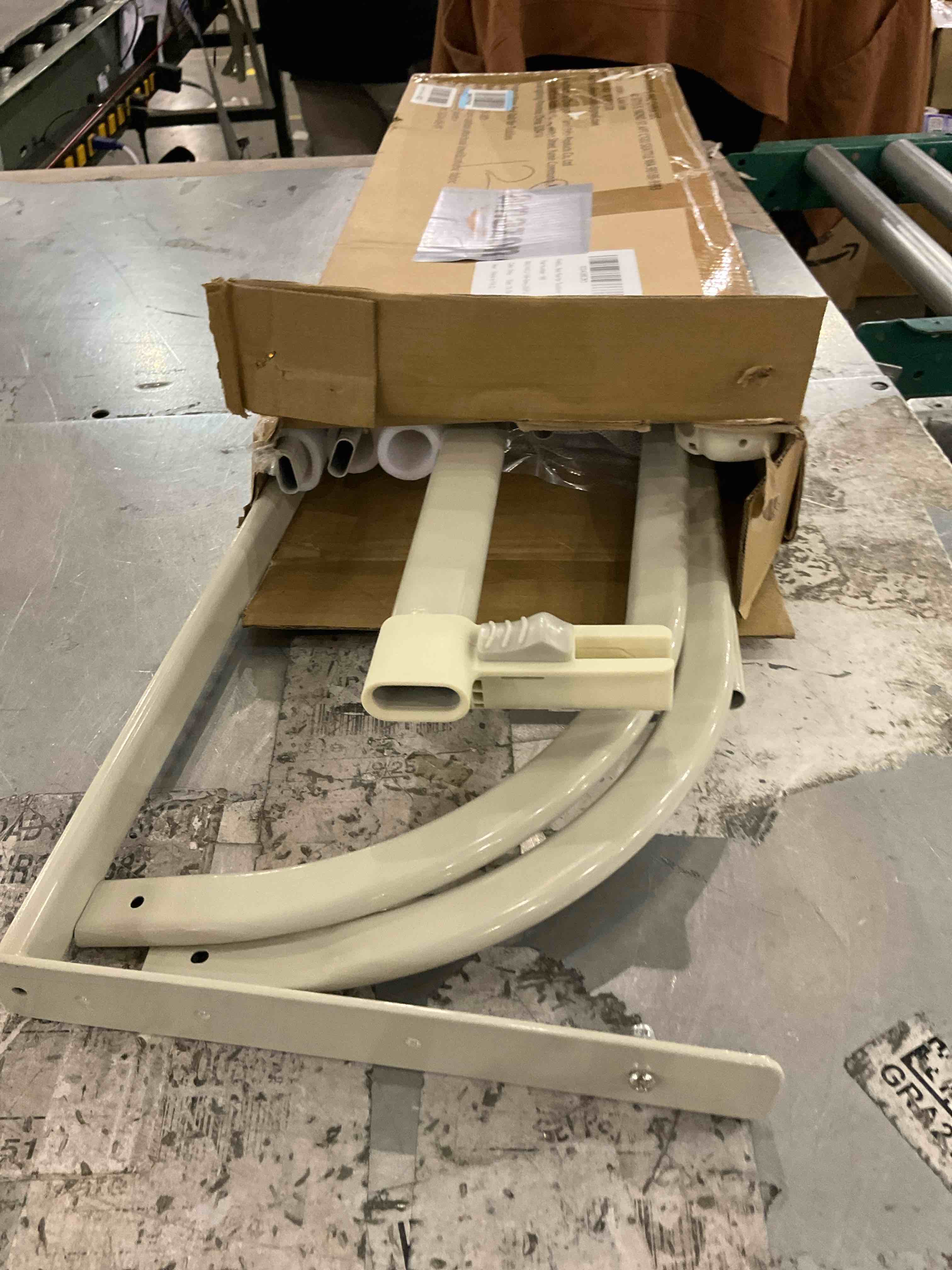 https://s3.amazonaws.com/lotting-images-prod/bidfta/PPE2492464_1746189398299.jpeg