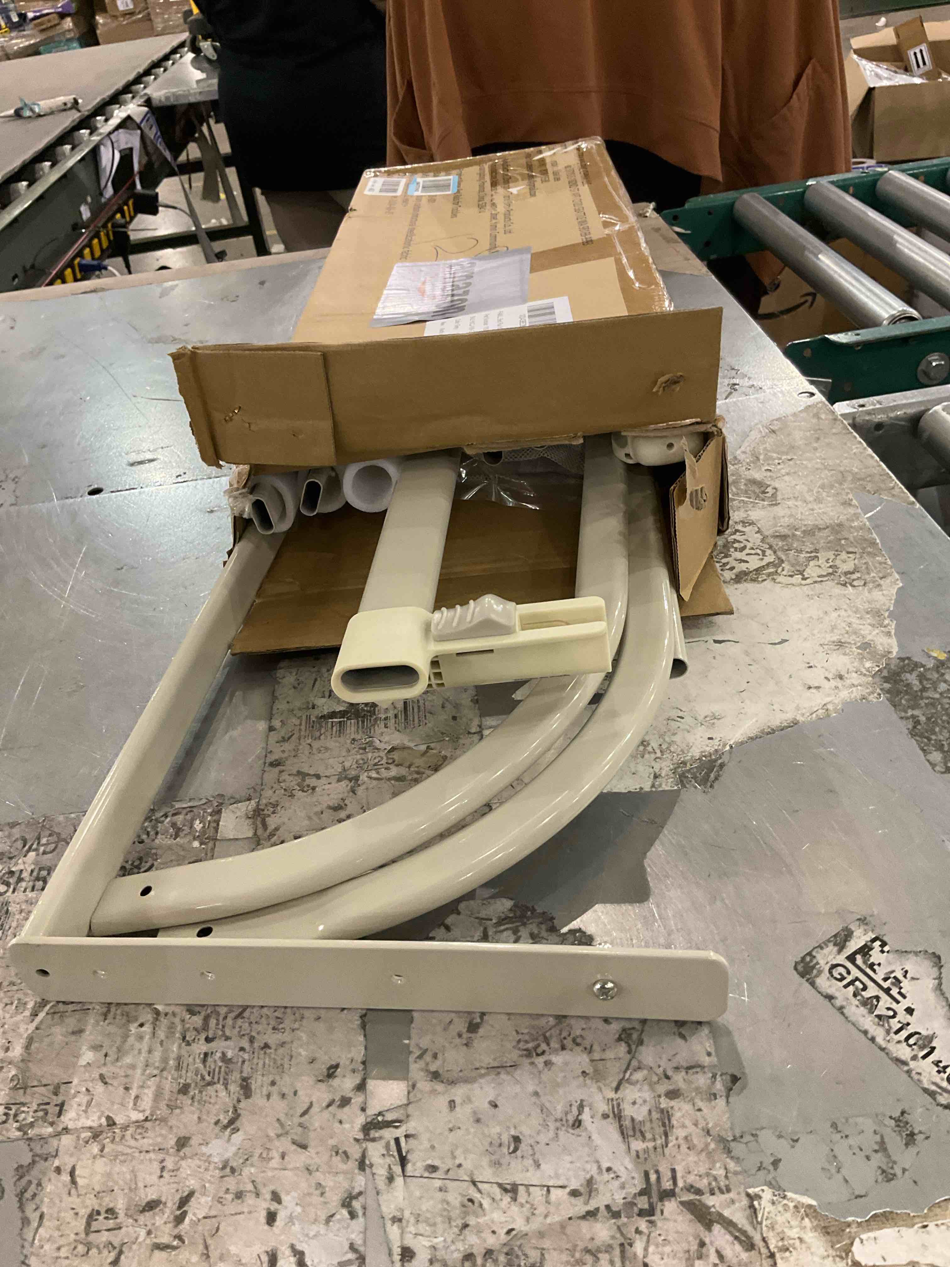 https://s3.amazonaws.com/lotting-images-prod/bidfta/PPE2492464_1746189399265.jpeg