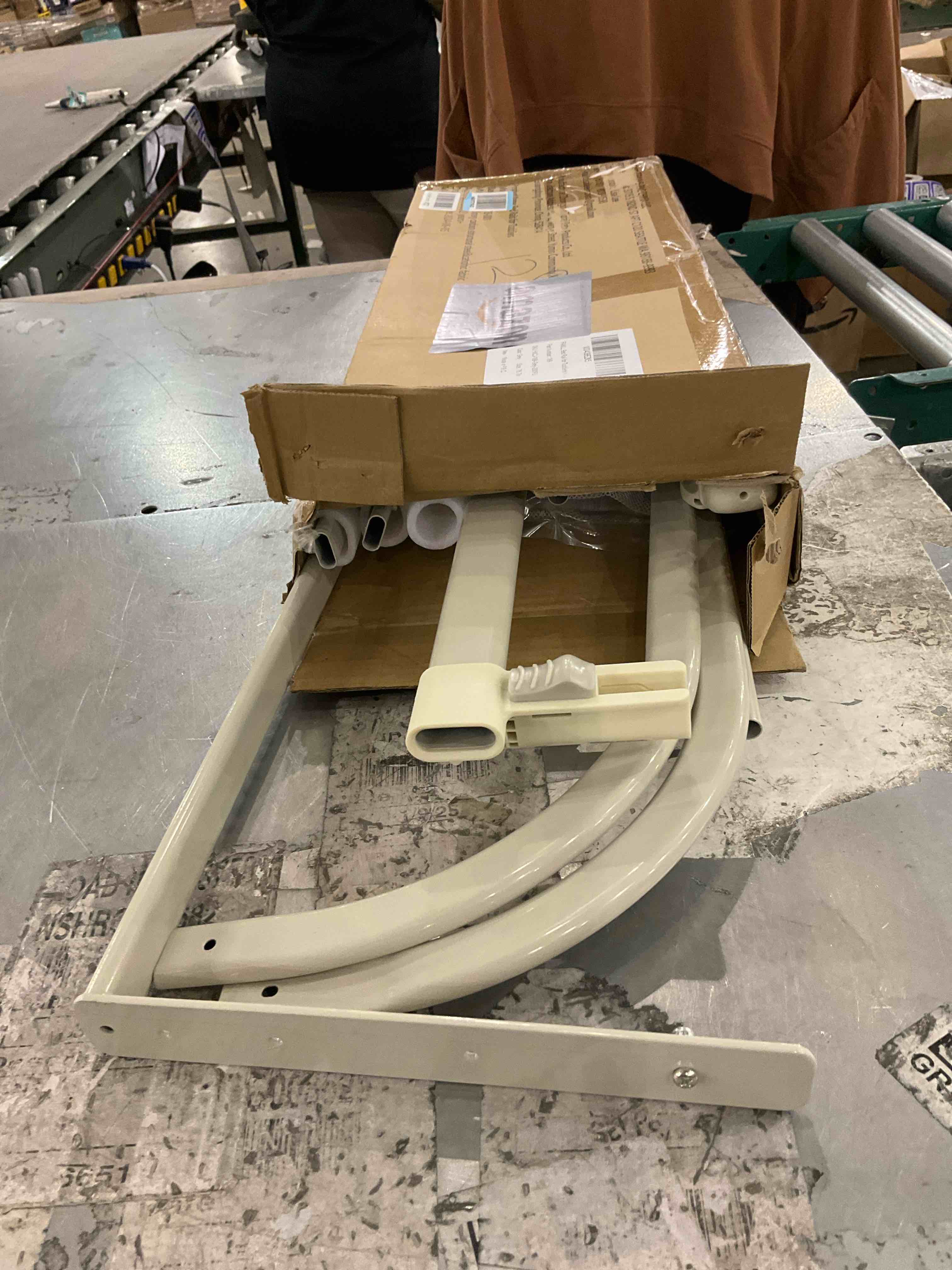 https://s3.amazonaws.com/lotting-images-prod/bidfta/PPE2492464_1746189400159.jpeg