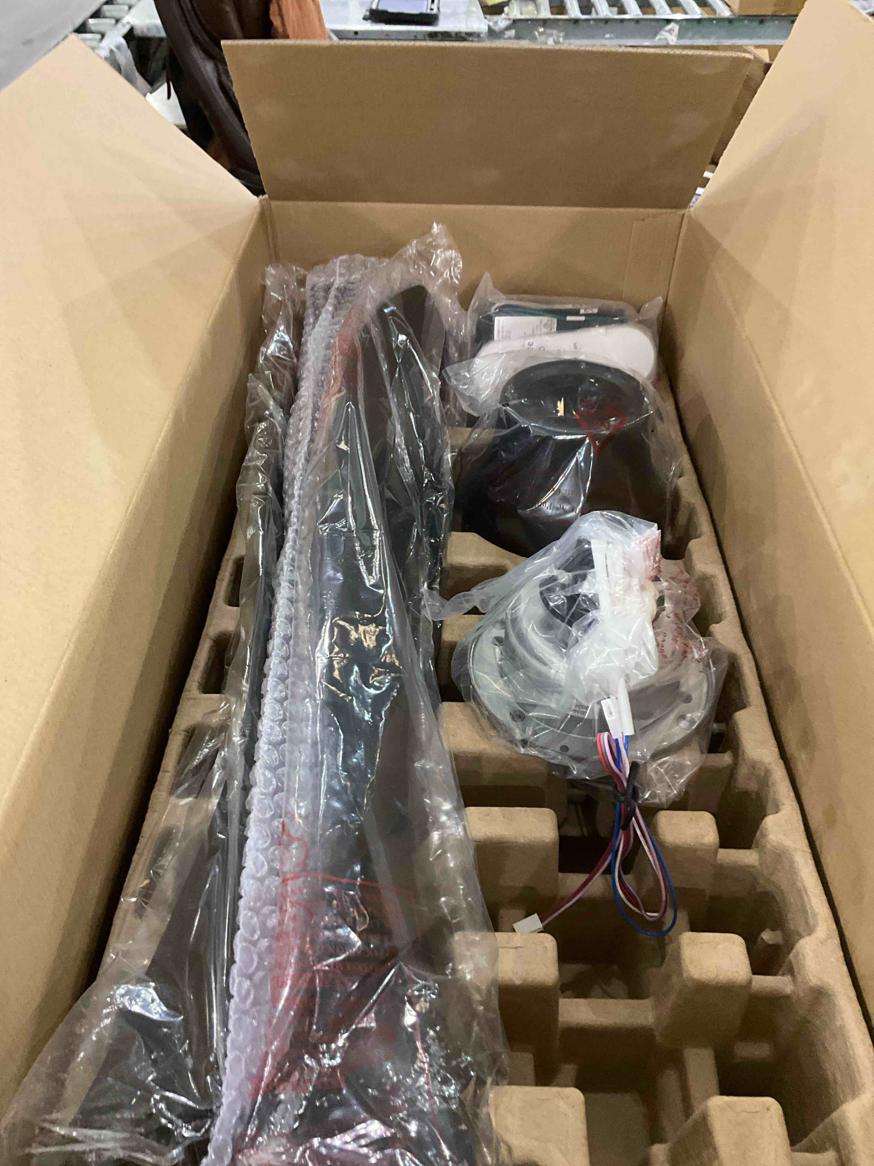 https://s3.amazonaws.com/lotting-images-prod/bidfta/PPE2492485_1746109108694.jpeg