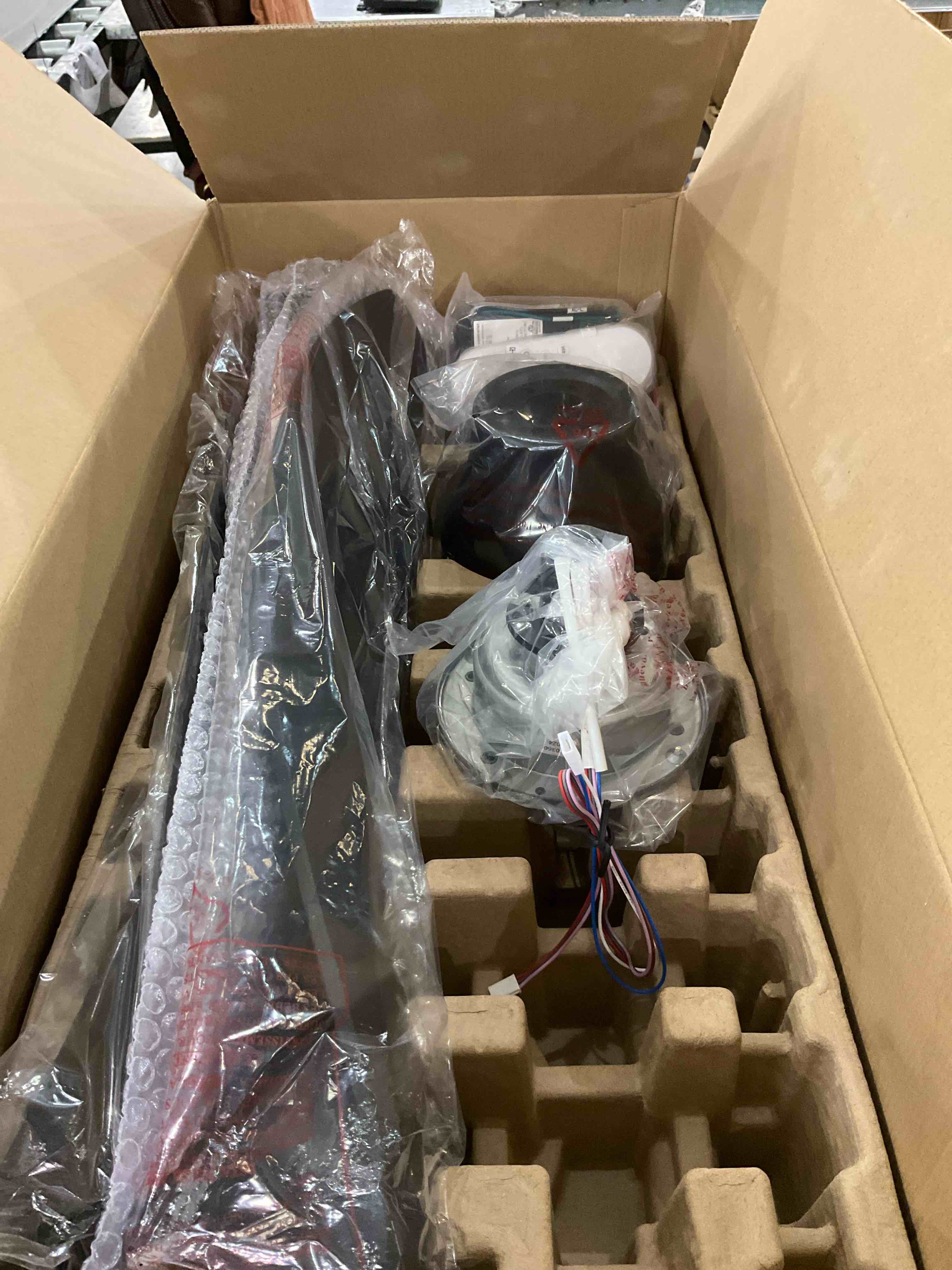 https://s3.amazonaws.com/lotting-images-prod/bidfta/PPE2492485_1746109111723.jpeg