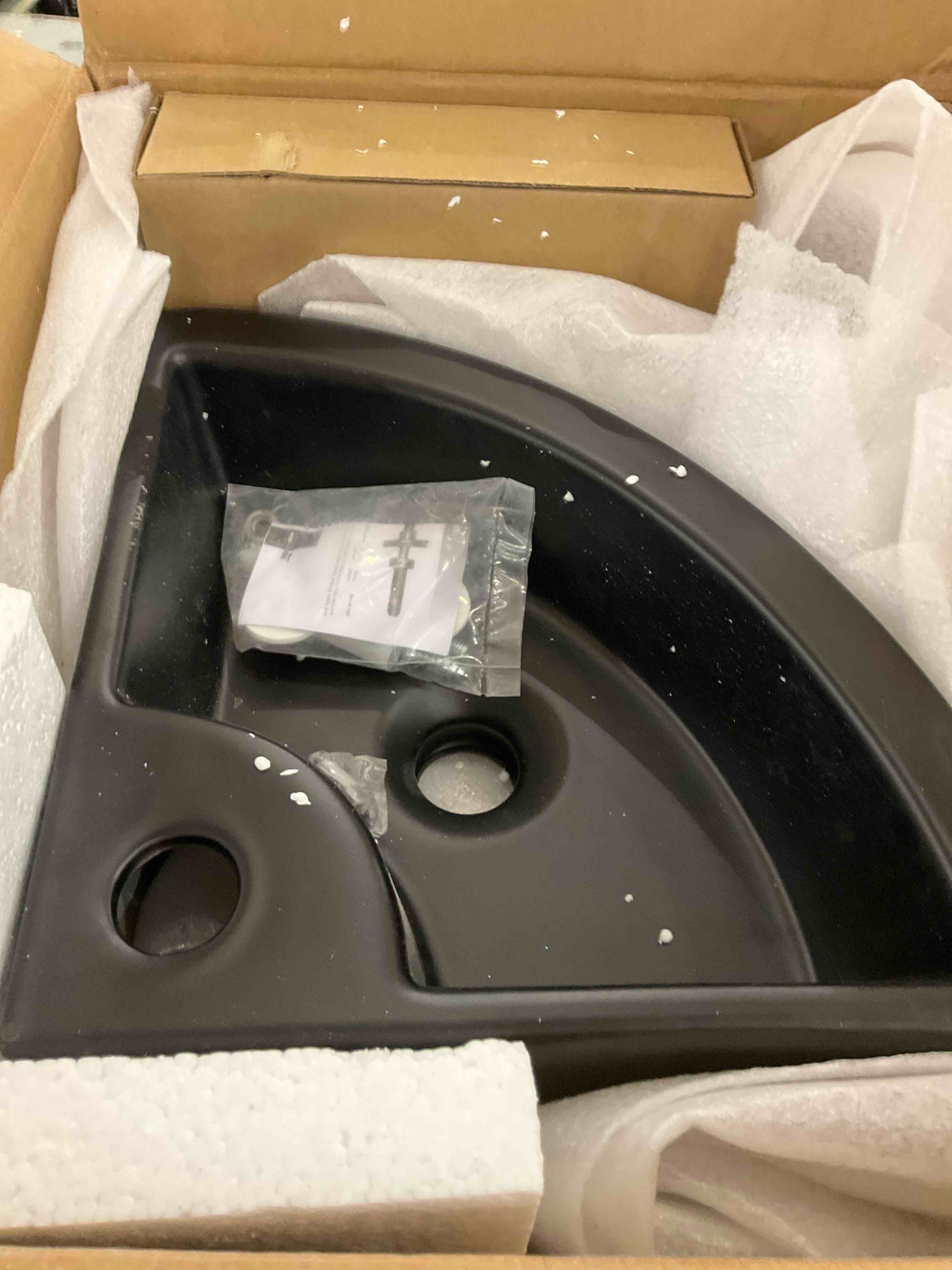 https://s3.amazonaws.com/lotting-images-prod/bidfta/PPE2492551_1746040297510.jpeg
