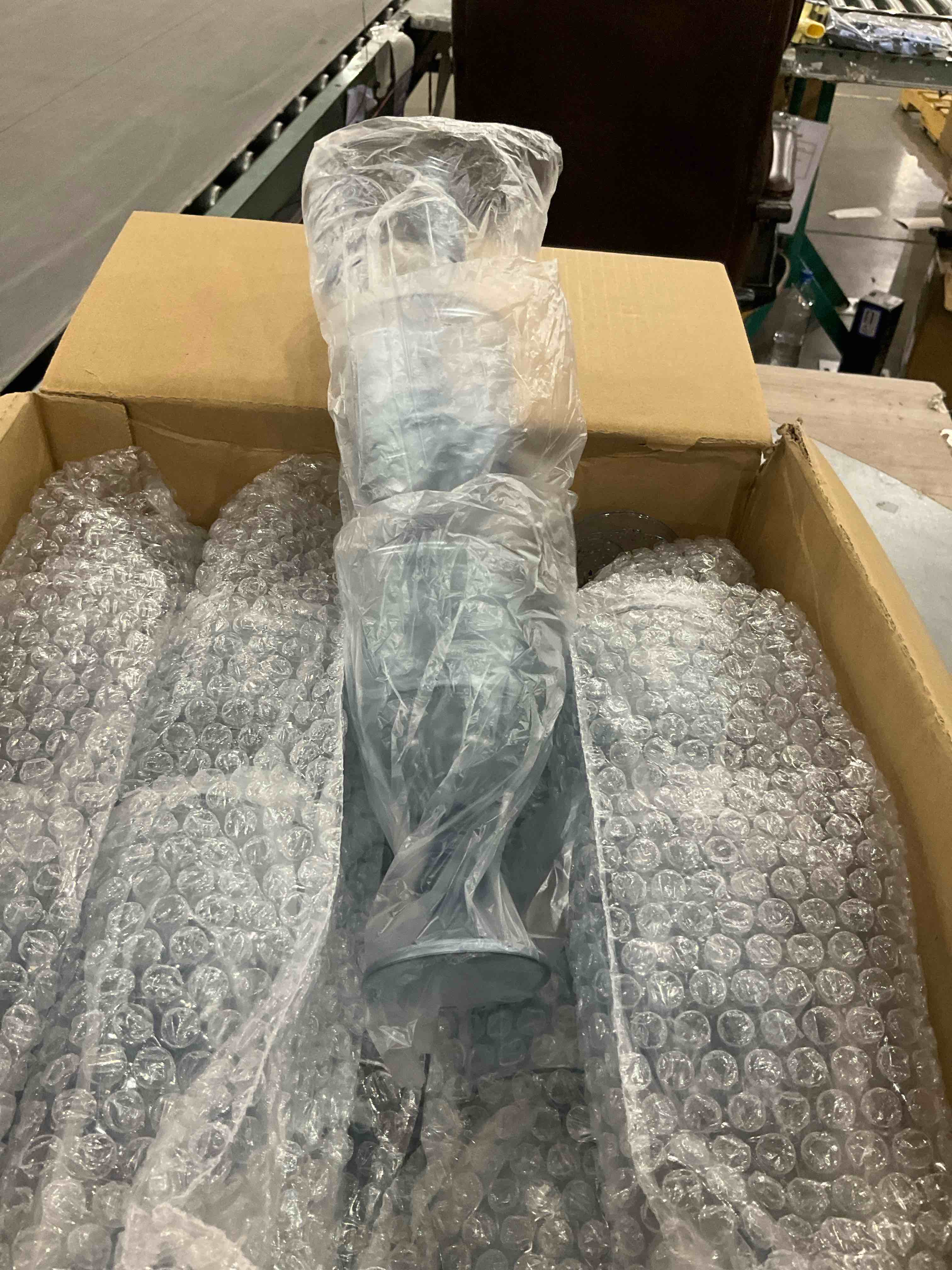 https://s3.amazonaws.com/lotting-images-prod/bidfta/PPE2492752_1746124020200.jpeg