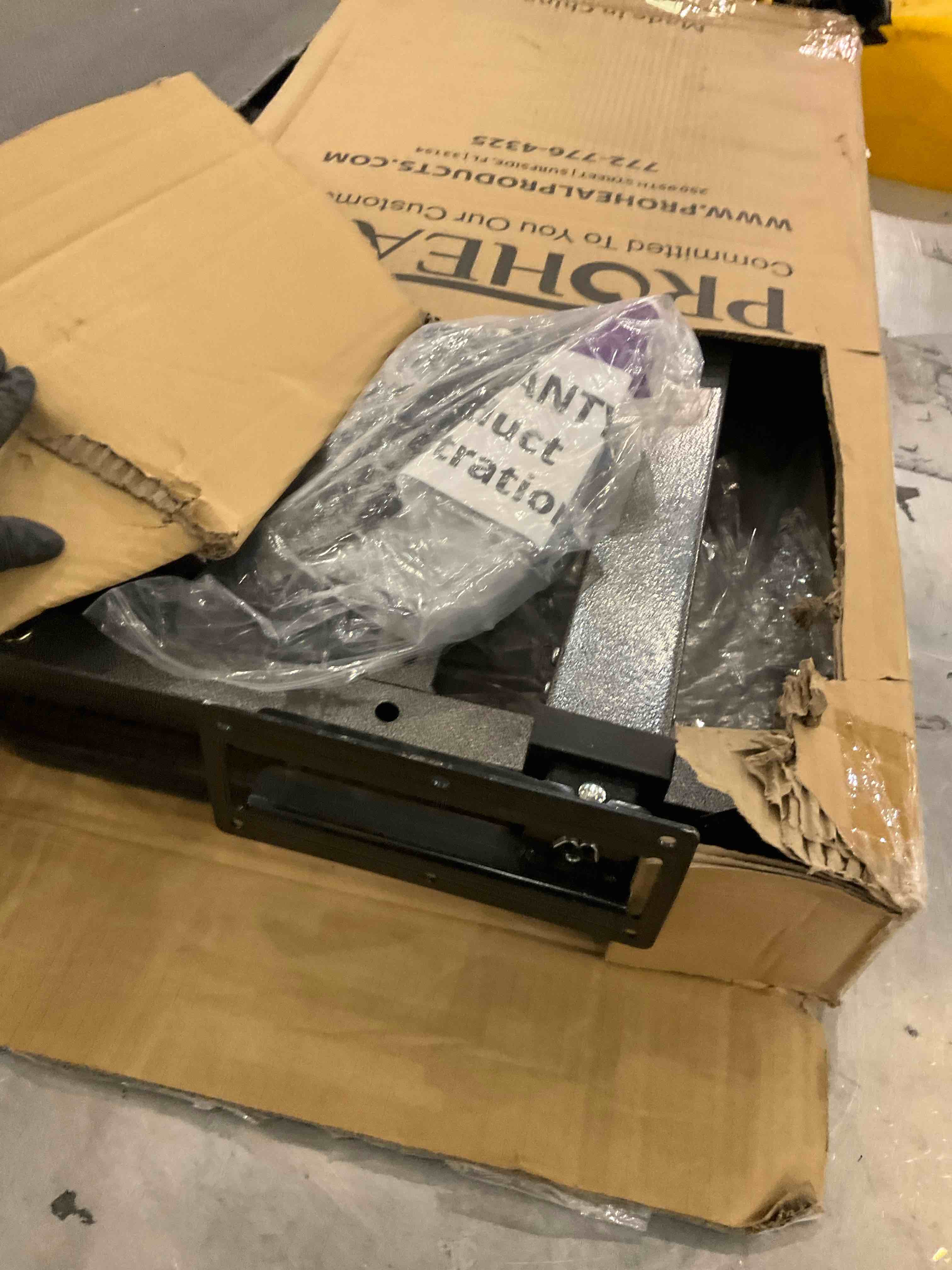 https://s3.amazonaws.com/lotting-images-prod/bidfta/PPE2492925_1746192757374.jpeg