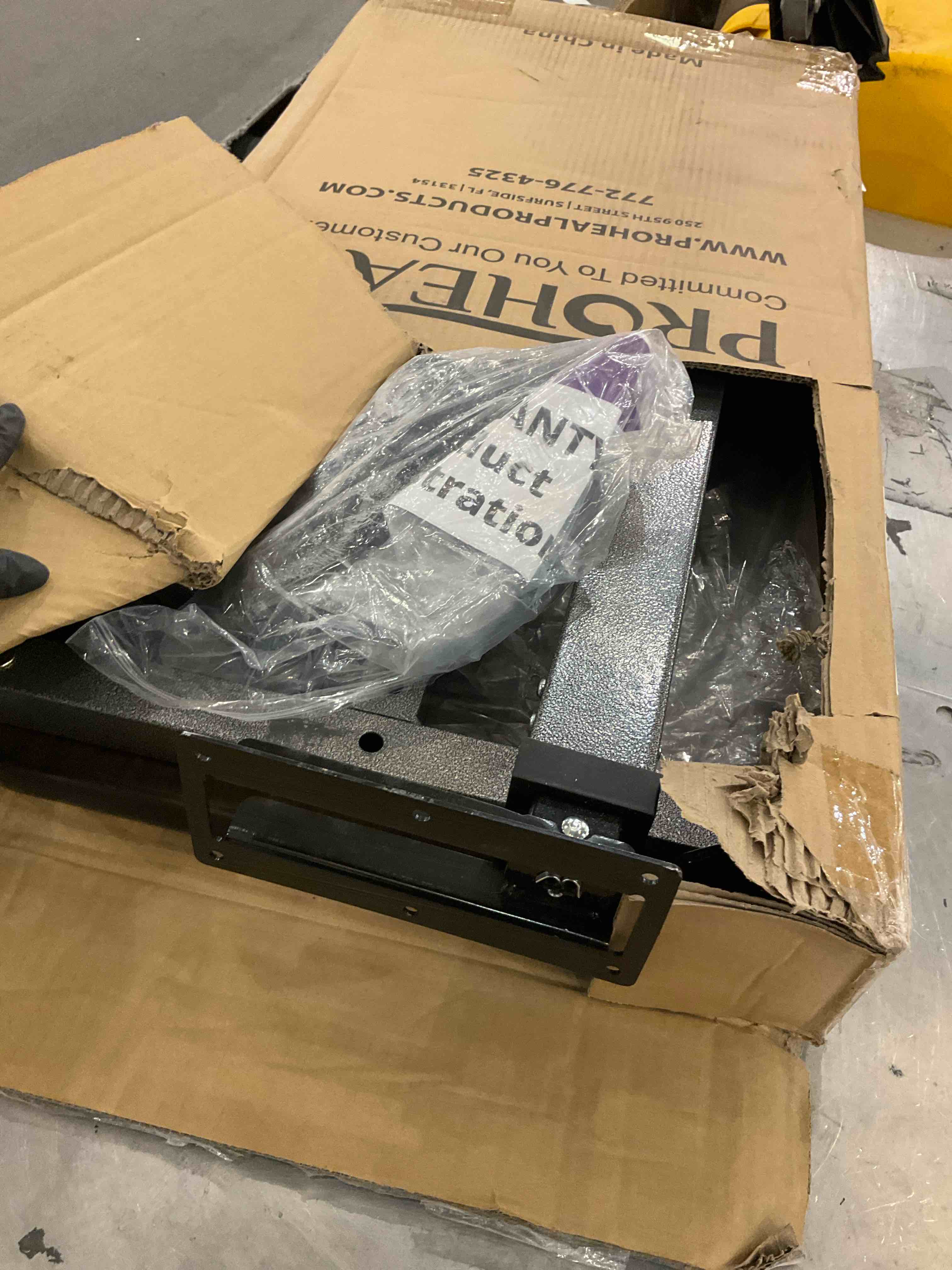 https://s3.amazonaws.com/lotting-images-prod/bidfta/PPE2492925_1746192758736.jpeg