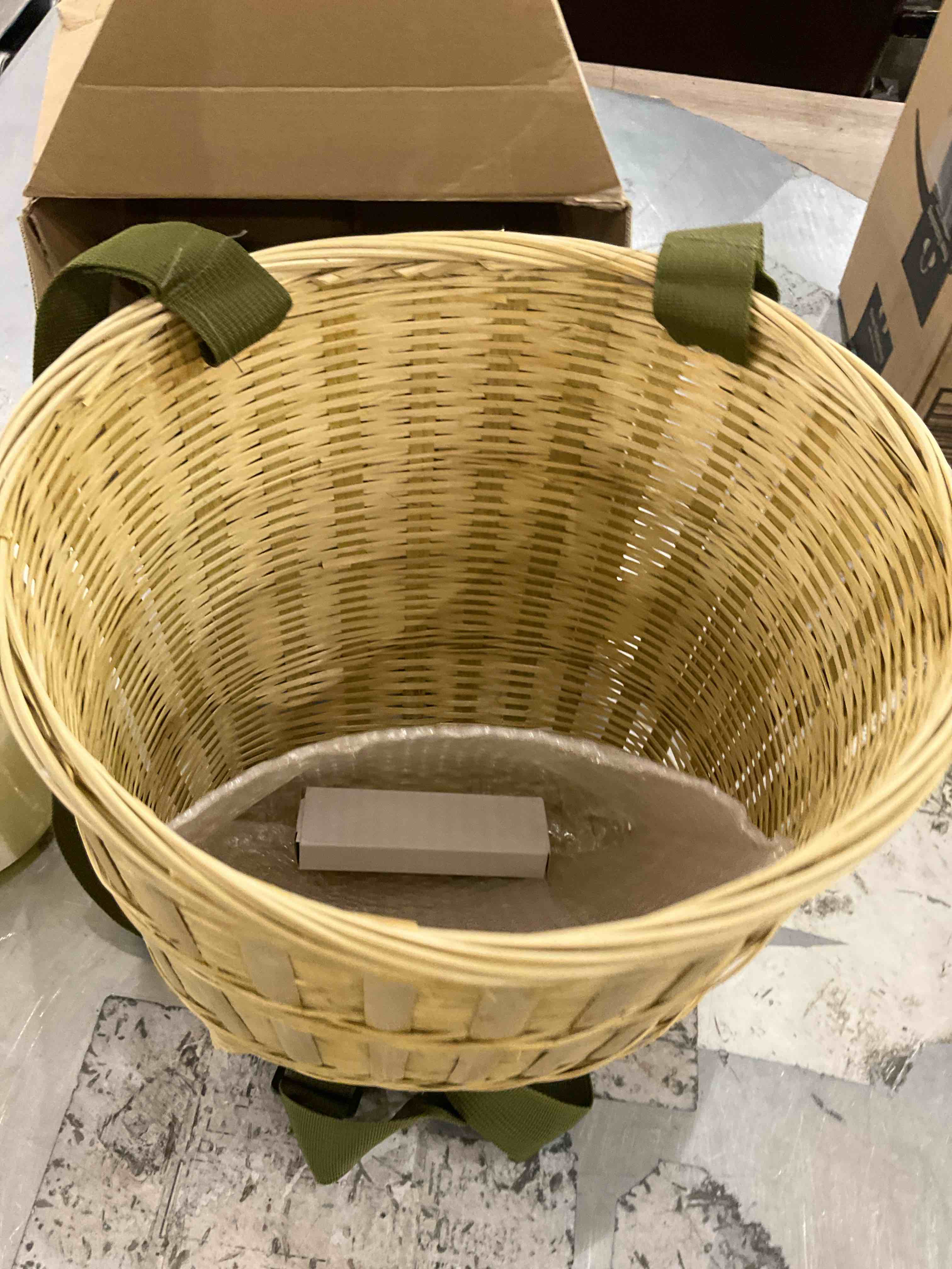 https://s3.amazonaws.com/lotting-images-prod/bidfta/PPE2493664_1746467753305.jpeg