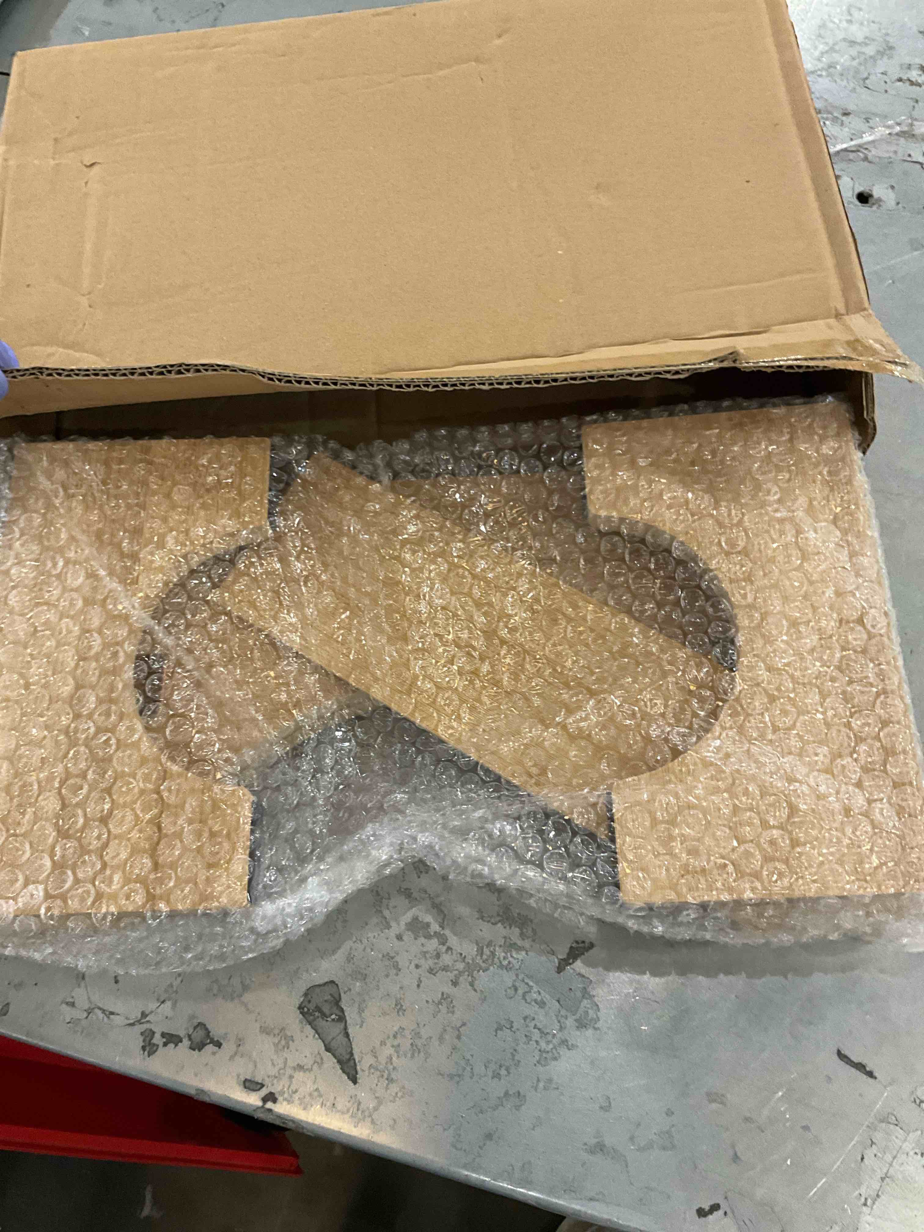 https://s3.amazonaws.com/lotting-images-prod/bidfta/PPE2494304_1745945384211.jpeg