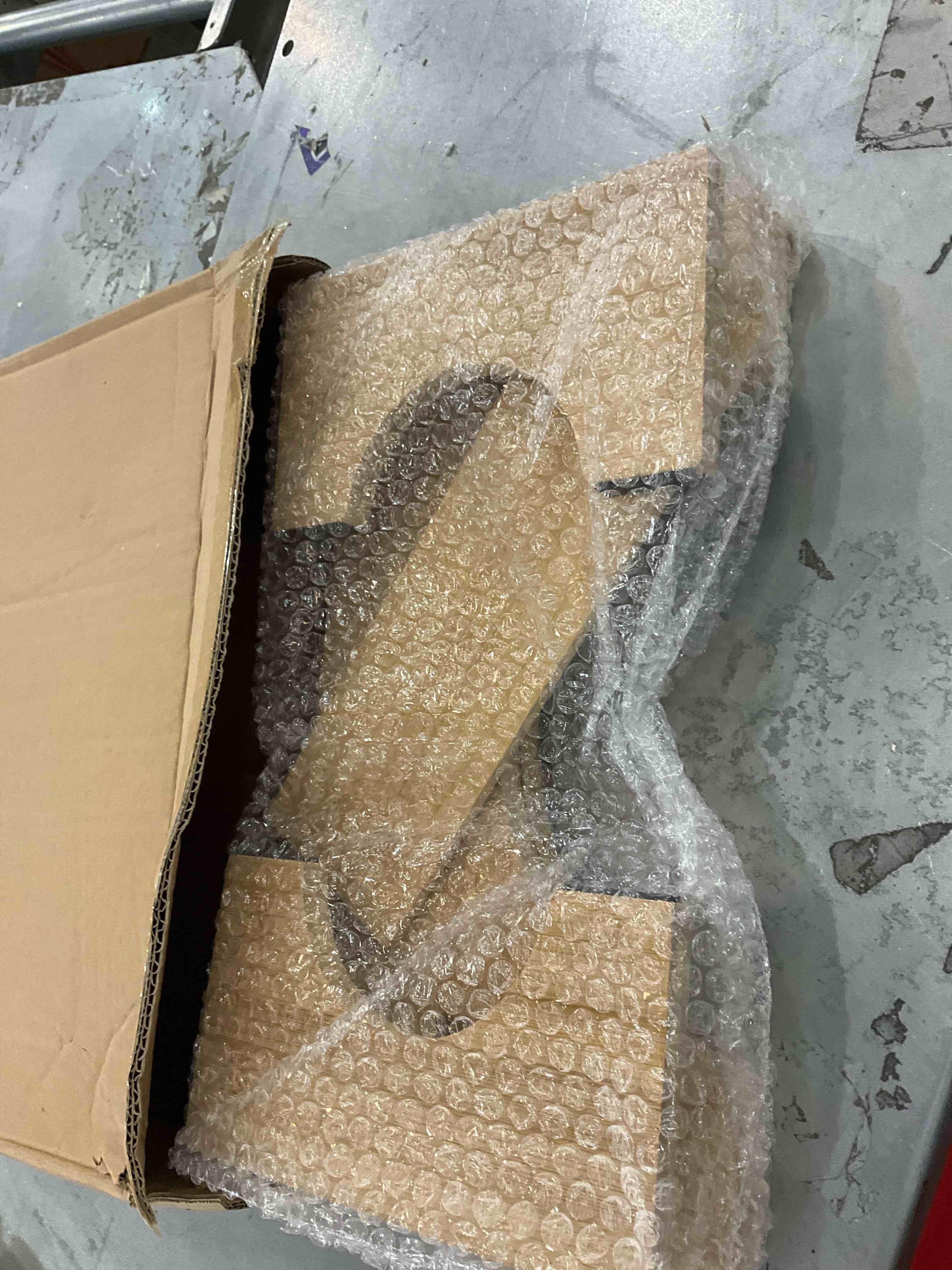 https://s3.amazonaws.com/lotting-images-prod/bidfta/PPE2494304_1745945386984.jpeg