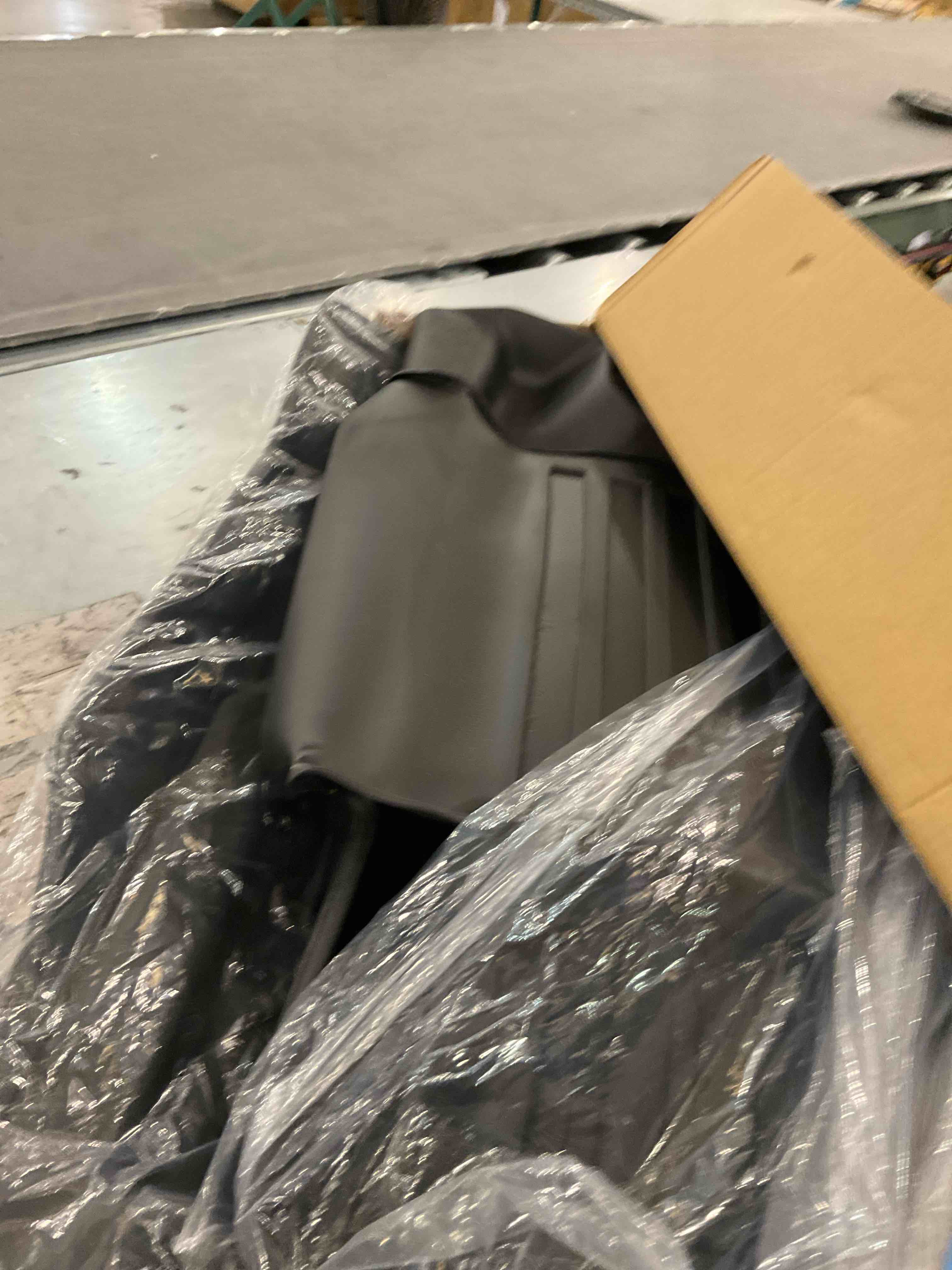 https://s3.amazonaws.com/lotting-images-prod/bidfta/PPE2497319_1746192382746.jpeg