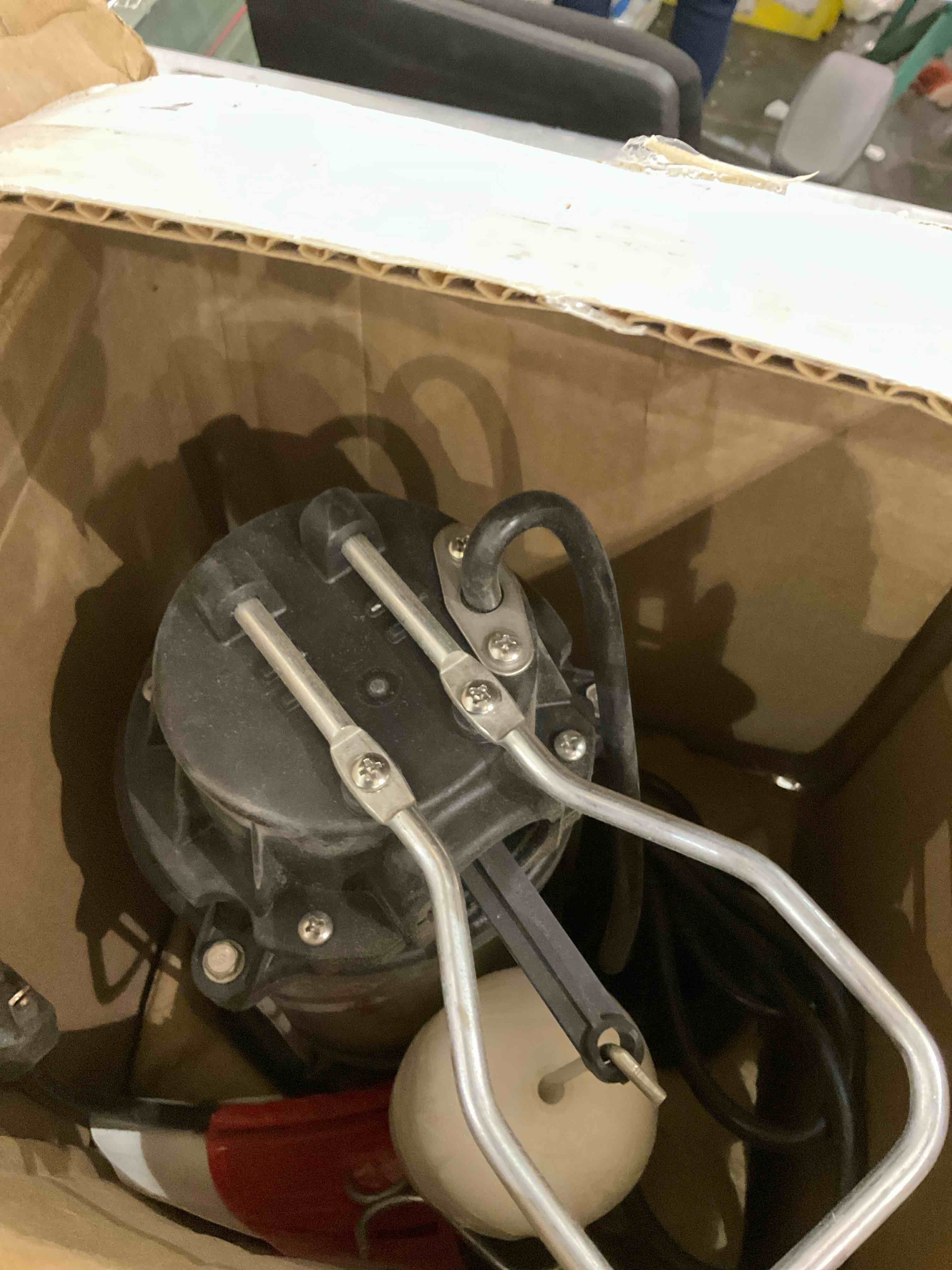 https://s3.amazonaws.com/lotting-images-prod/bidfta/PPE2497906_1746456042869.jpeg