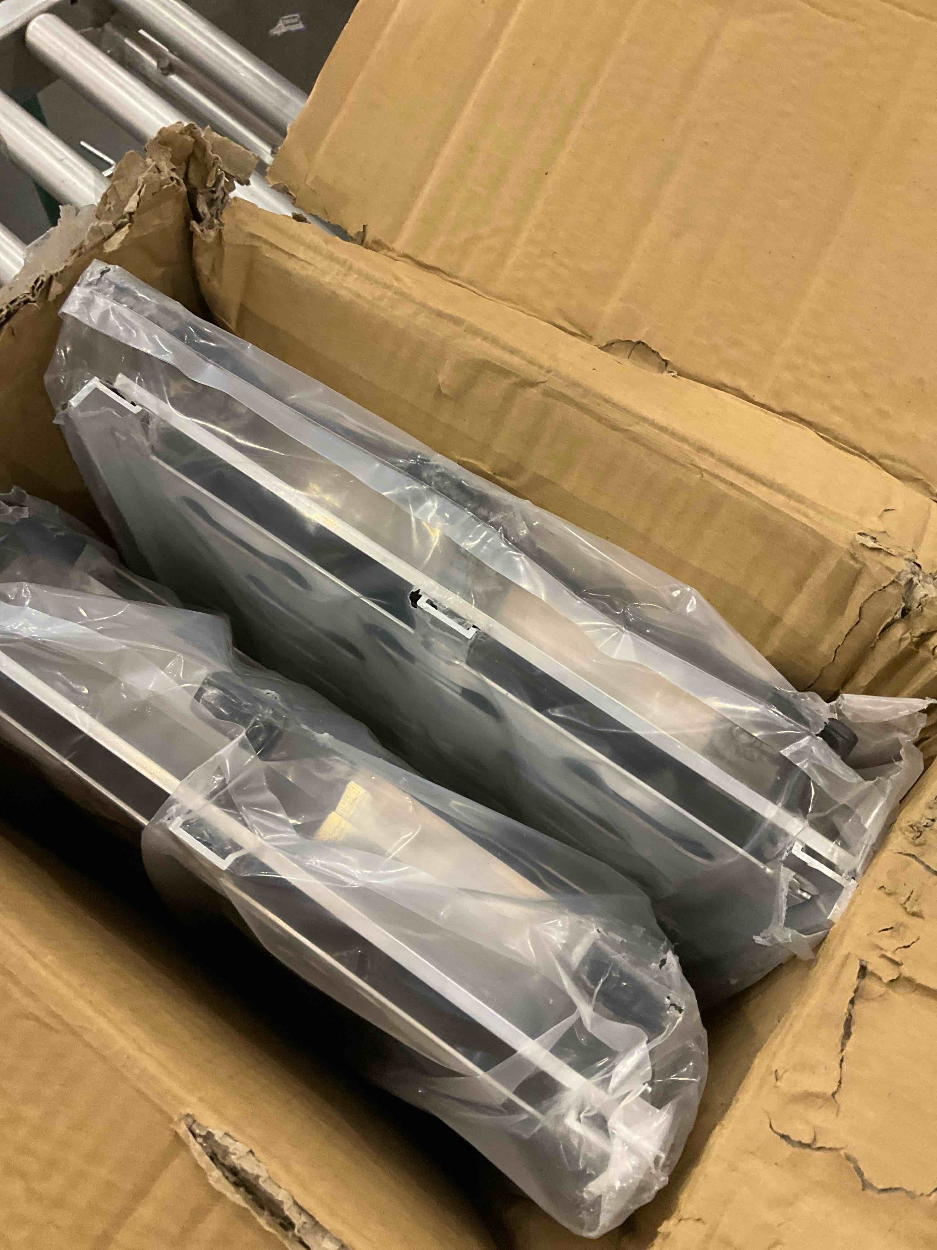 https://s3.amazonaws.com/lotting-images-prod/bidfta/PPE2498322_1746469219178.jpeg