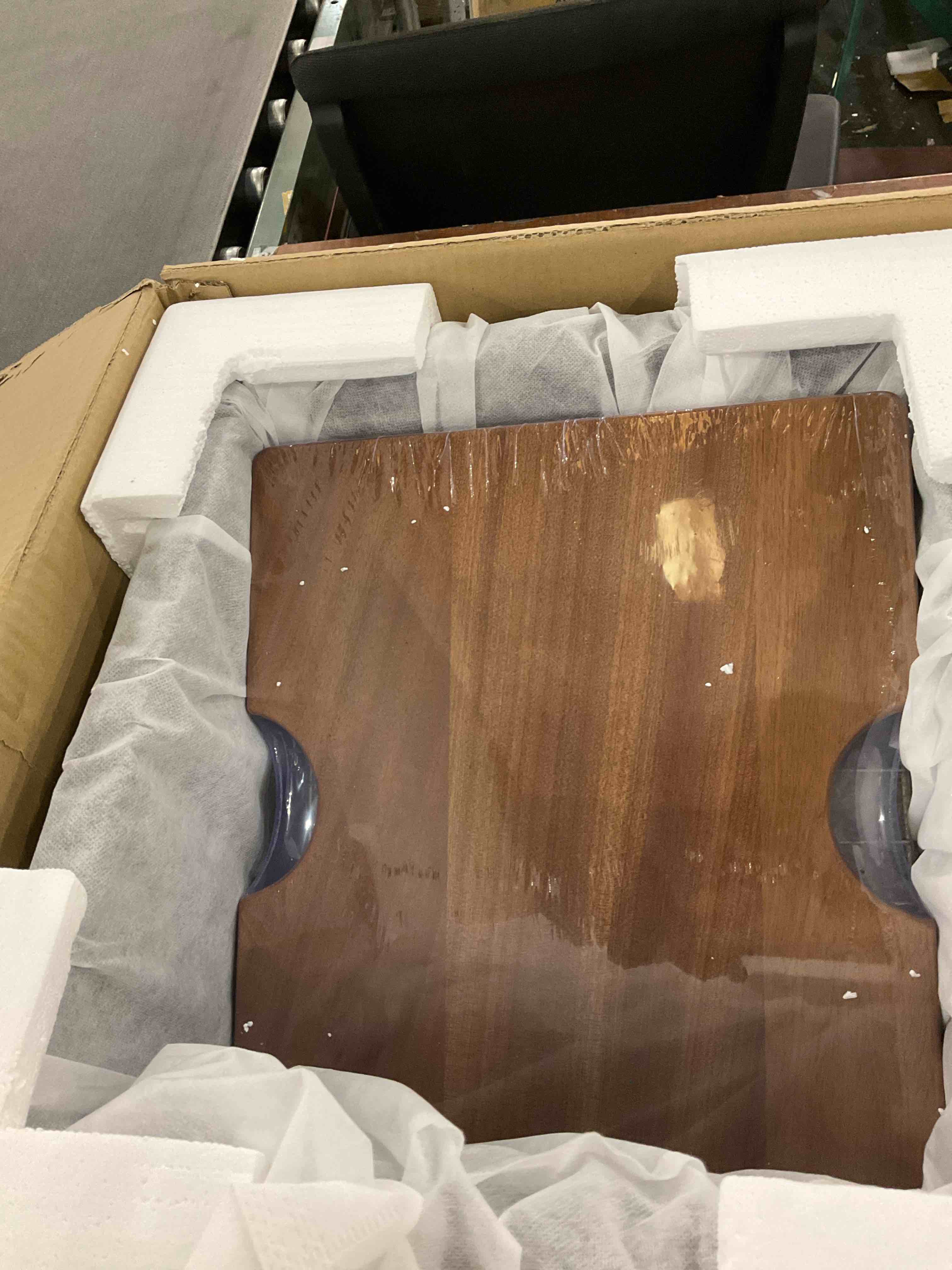 https://s3.amazonaws.com/lotting-images-prod/bidfta/PPE2498462_1746471936035.jpeg
