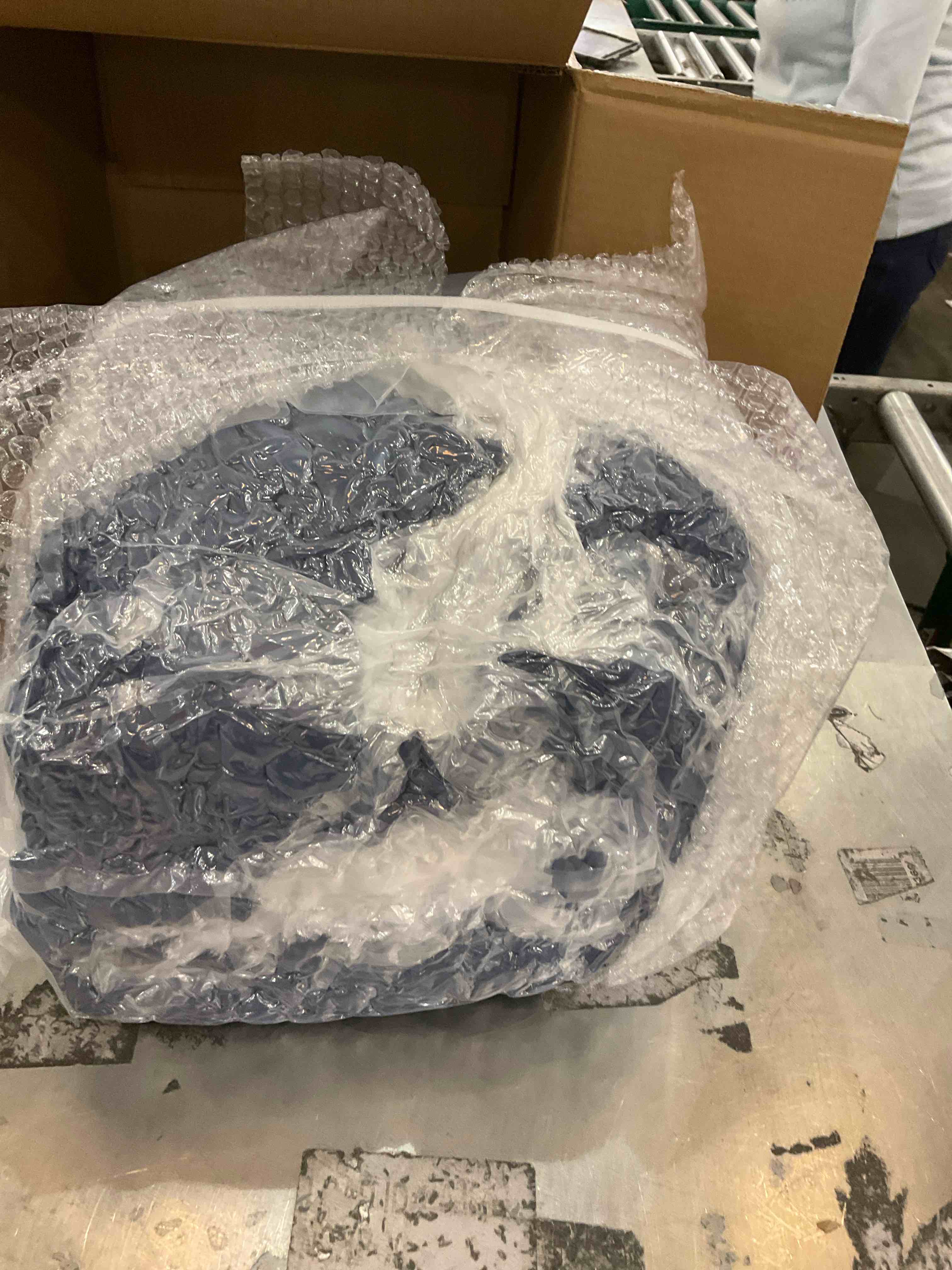https://s3.amazonaws.com/lotting-images-prod/bidfta/PPE2499160_1746559021832.jpeg