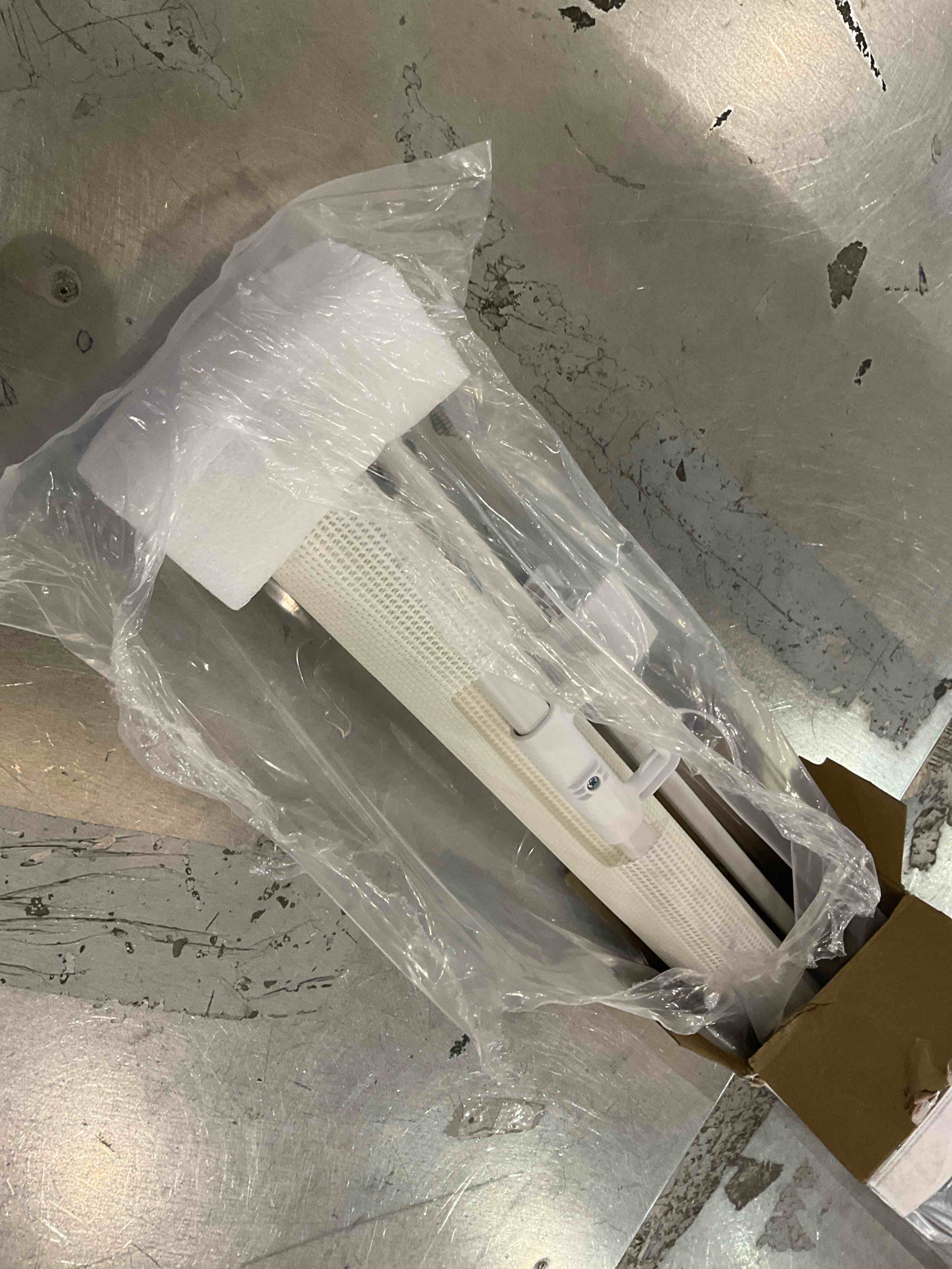 https://s3.amazonaws.com/lotting-images-prod/bidfta/PPE2499686_1746715546076.jpeg