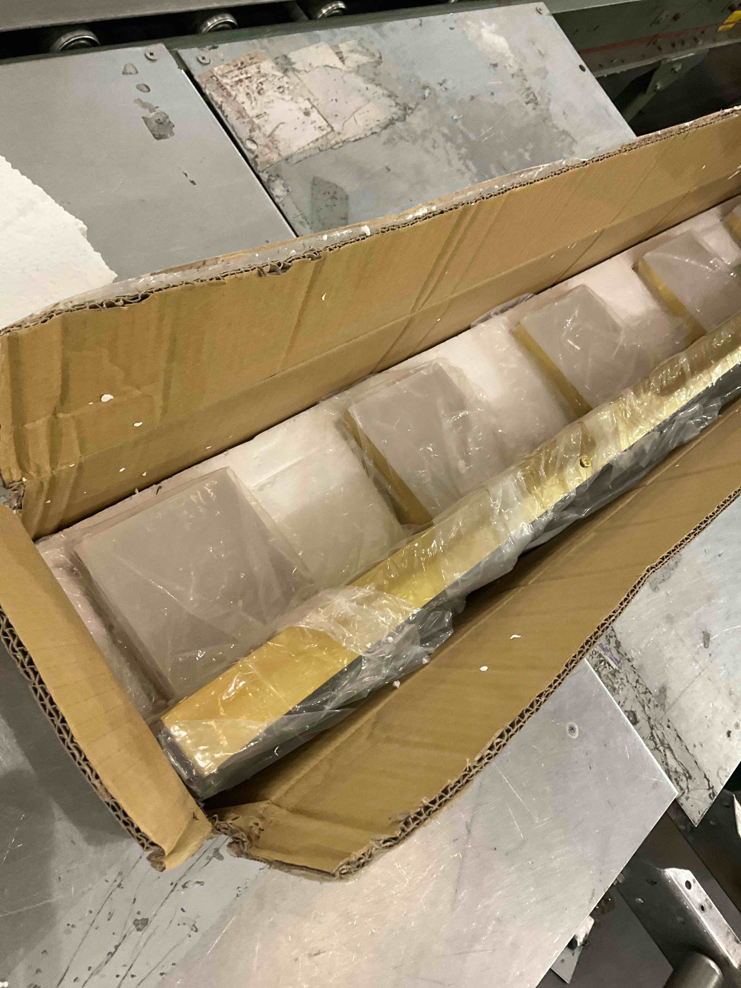 https://s3.amazonaws.com/lotting-images-prod/bidfta/PPE2499687_1746716490780.jpeg