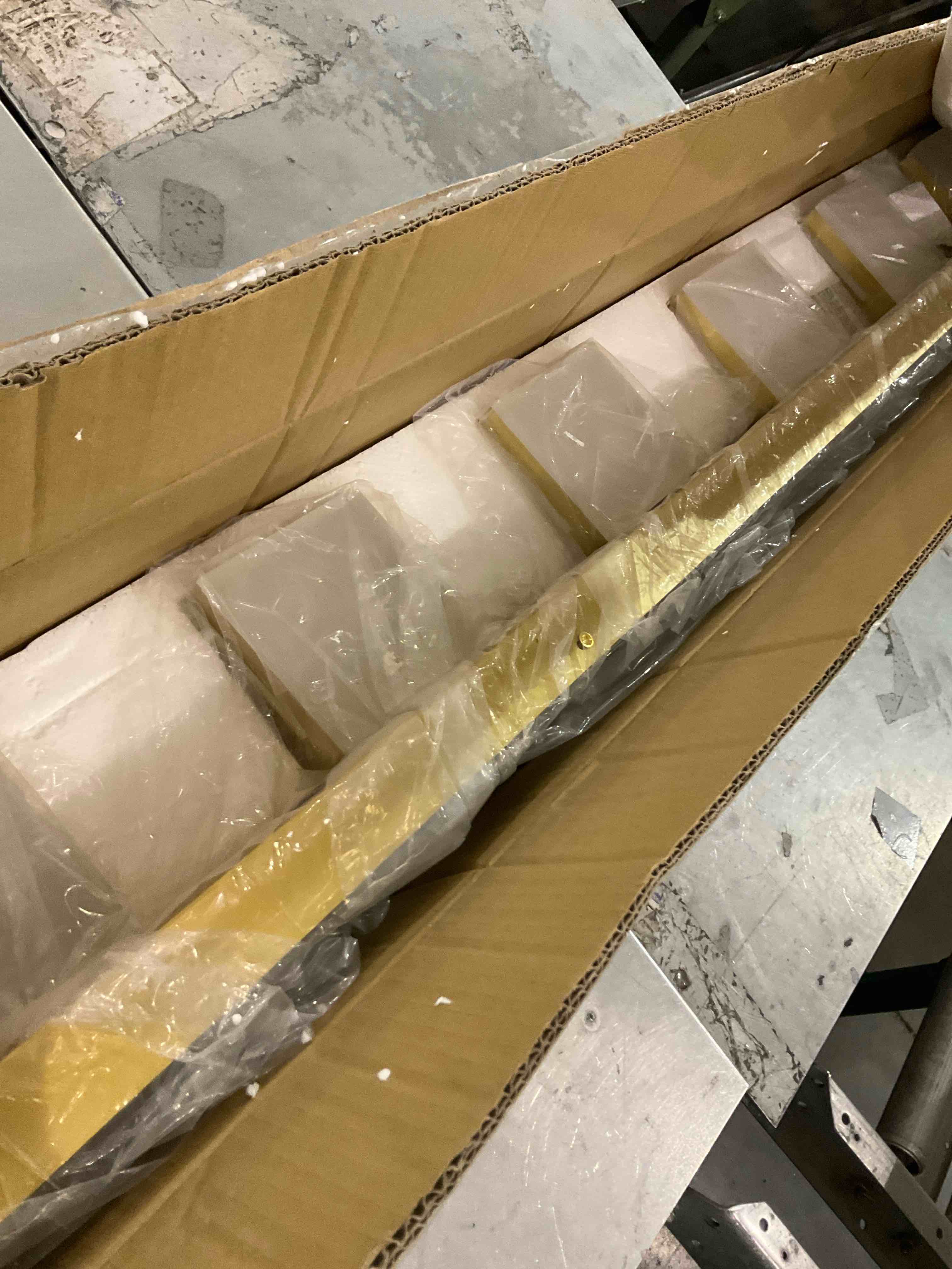 https://s3.amazonaws.com/lotting-images-prod/bidfta/PPE2499687_1746716492120.jpeg