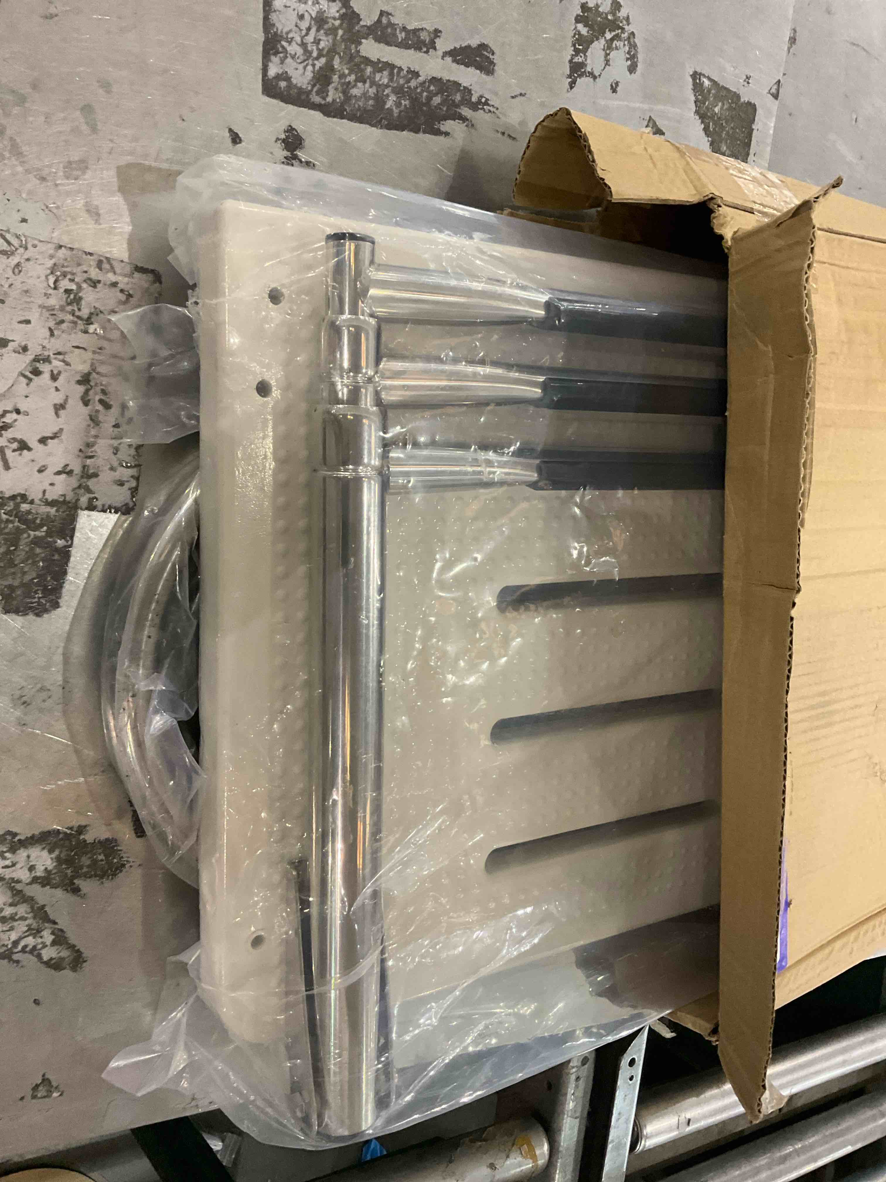 https://s3.amazonaws.com/lotting-images-prod/bidfta/PPE2502001_1746640508883.jpeg
