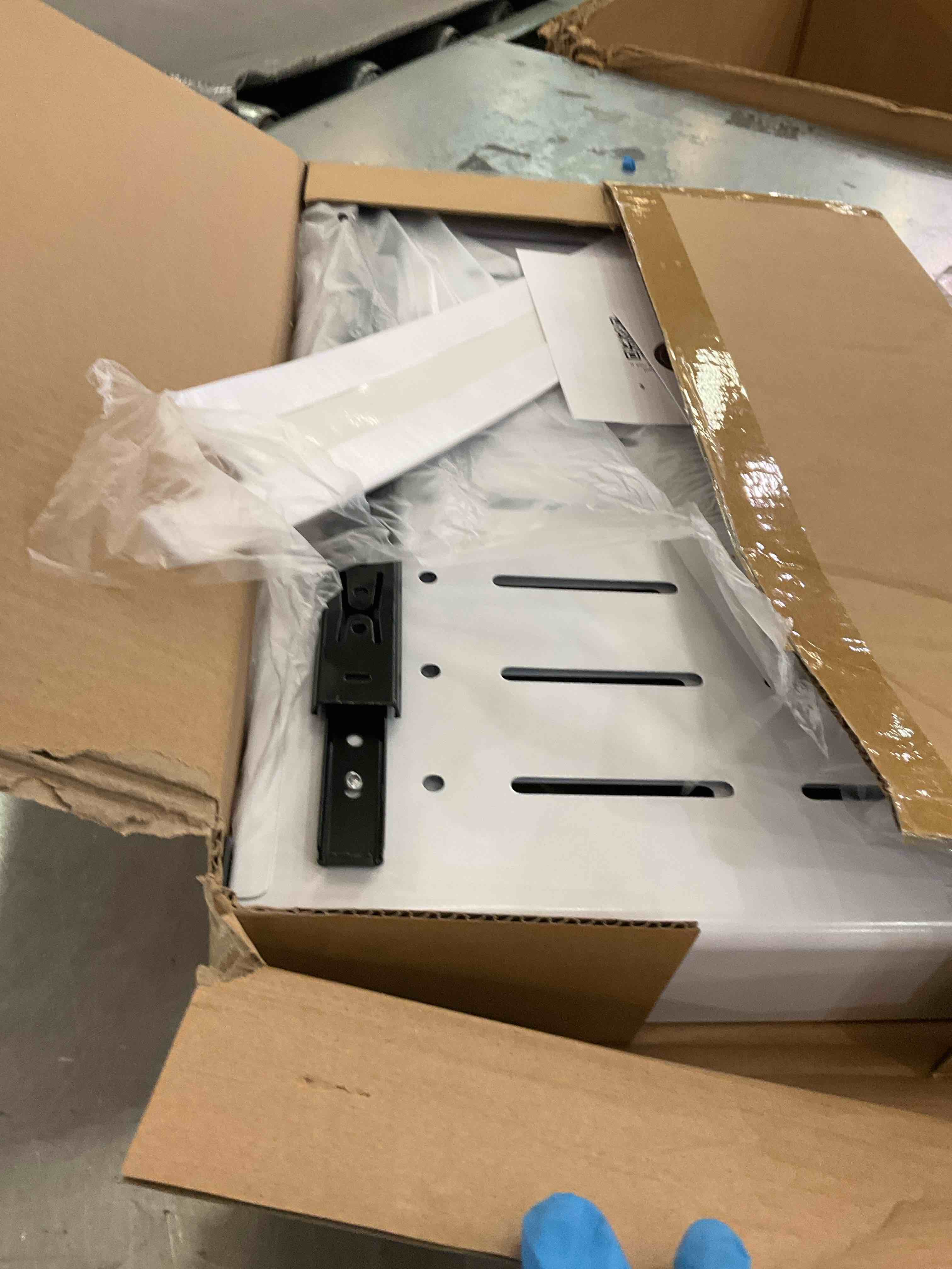 https://s3.amazonaws.com/lotting-images-prod/bidfta/PPE2506217_1747074239879.jpeg
