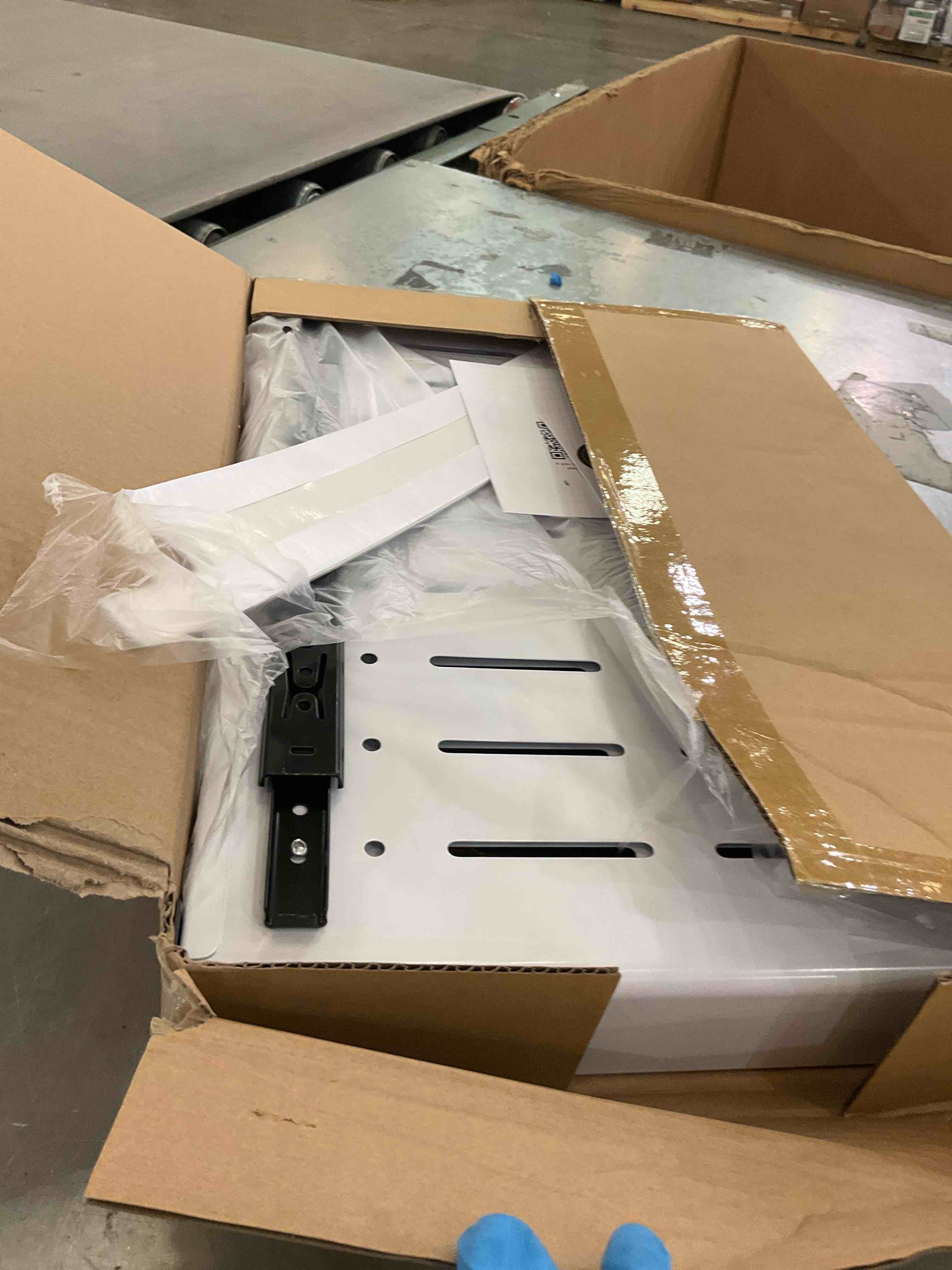 https://s3.amazonaws.com/lotting-images-prod/bidfta/PPE2506217_1747074240928.jpeg