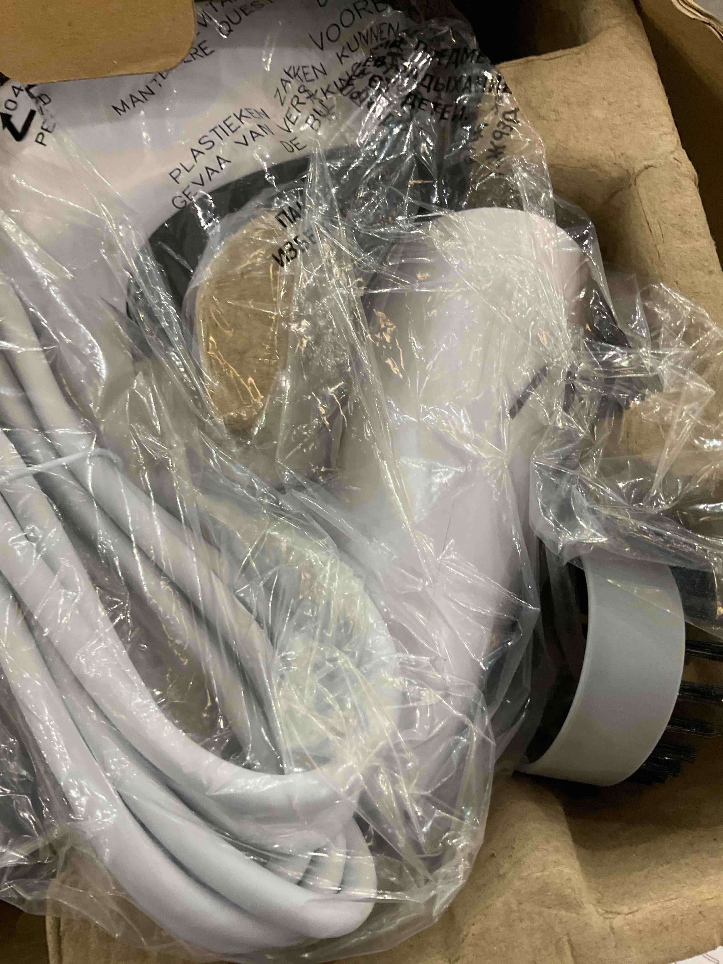 https://s3.amazonaws.com/lotting-images-prod/bidfta/PPE2511023_1747058514320.jpeg