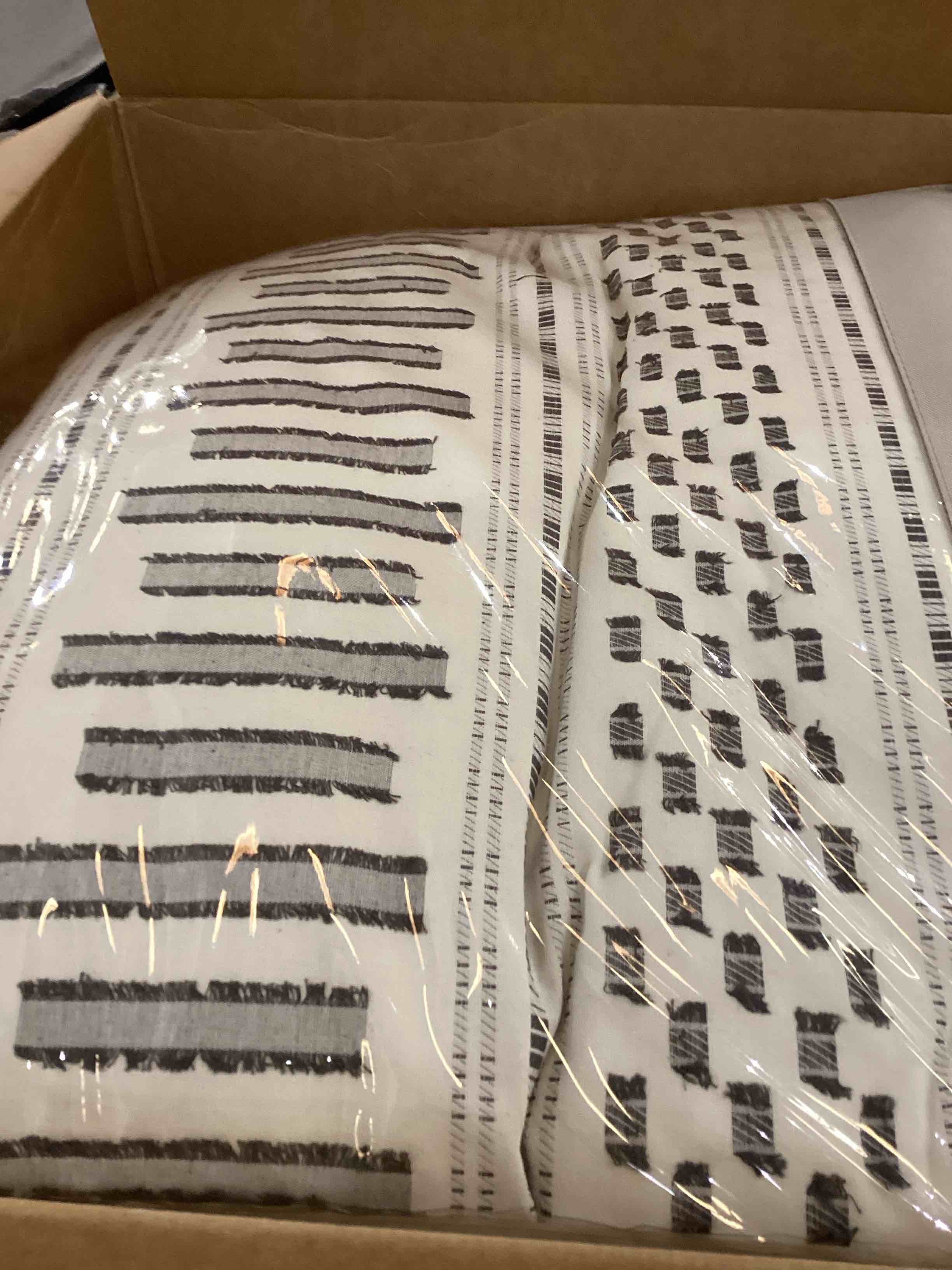 https://s3.amazonaws.com/lotting-images-prod/bidfta/PPE2546597_1752259719093.jpeg