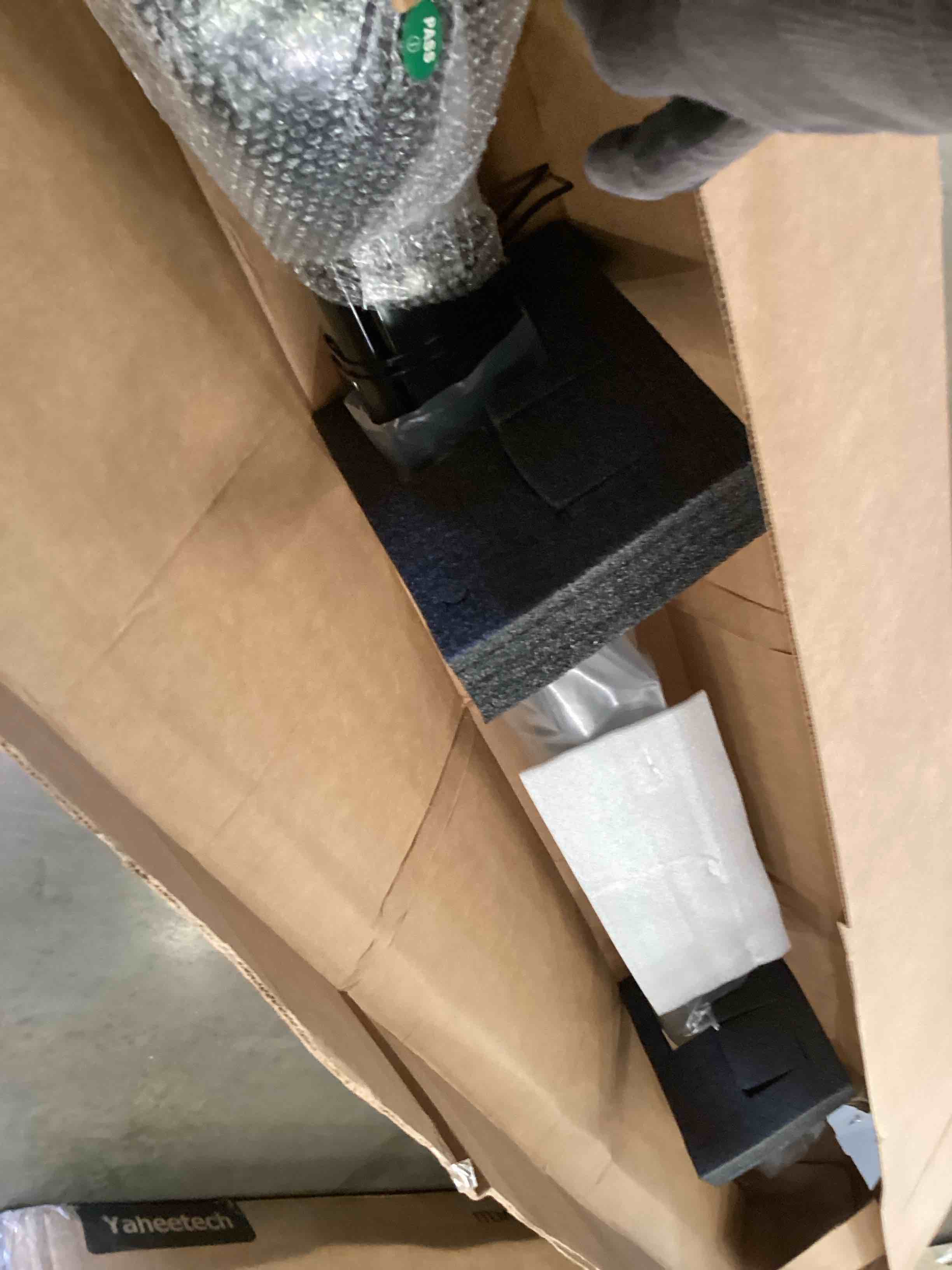 https://s3.amazonaws.com/lotting-images-prod/bidfta/PPE2551360_1752858480007.jpeg