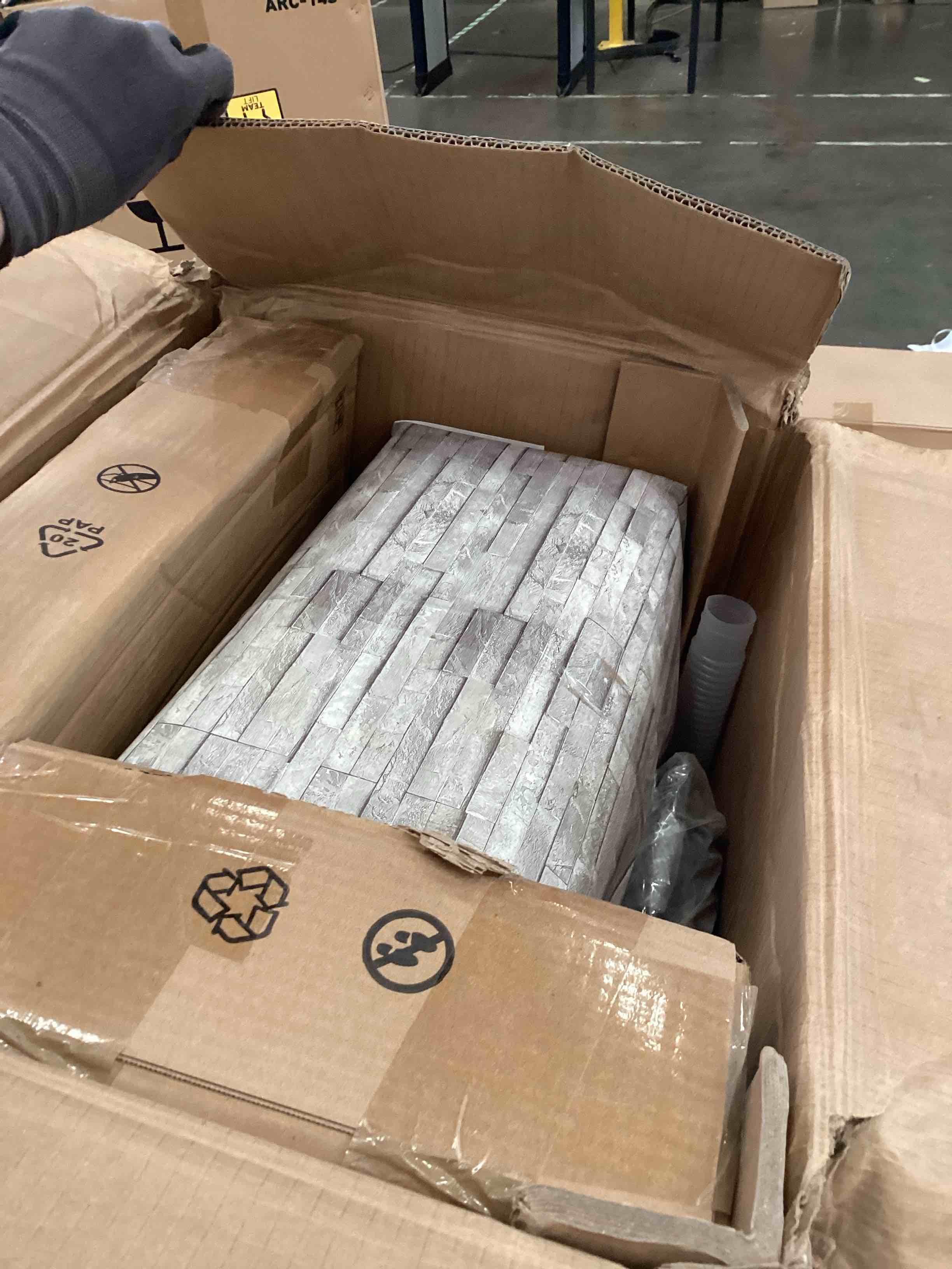 https://s3.amazonaws.com/lotting-images-prod/bidfta/PPE2551802_1752864711101.jpeg