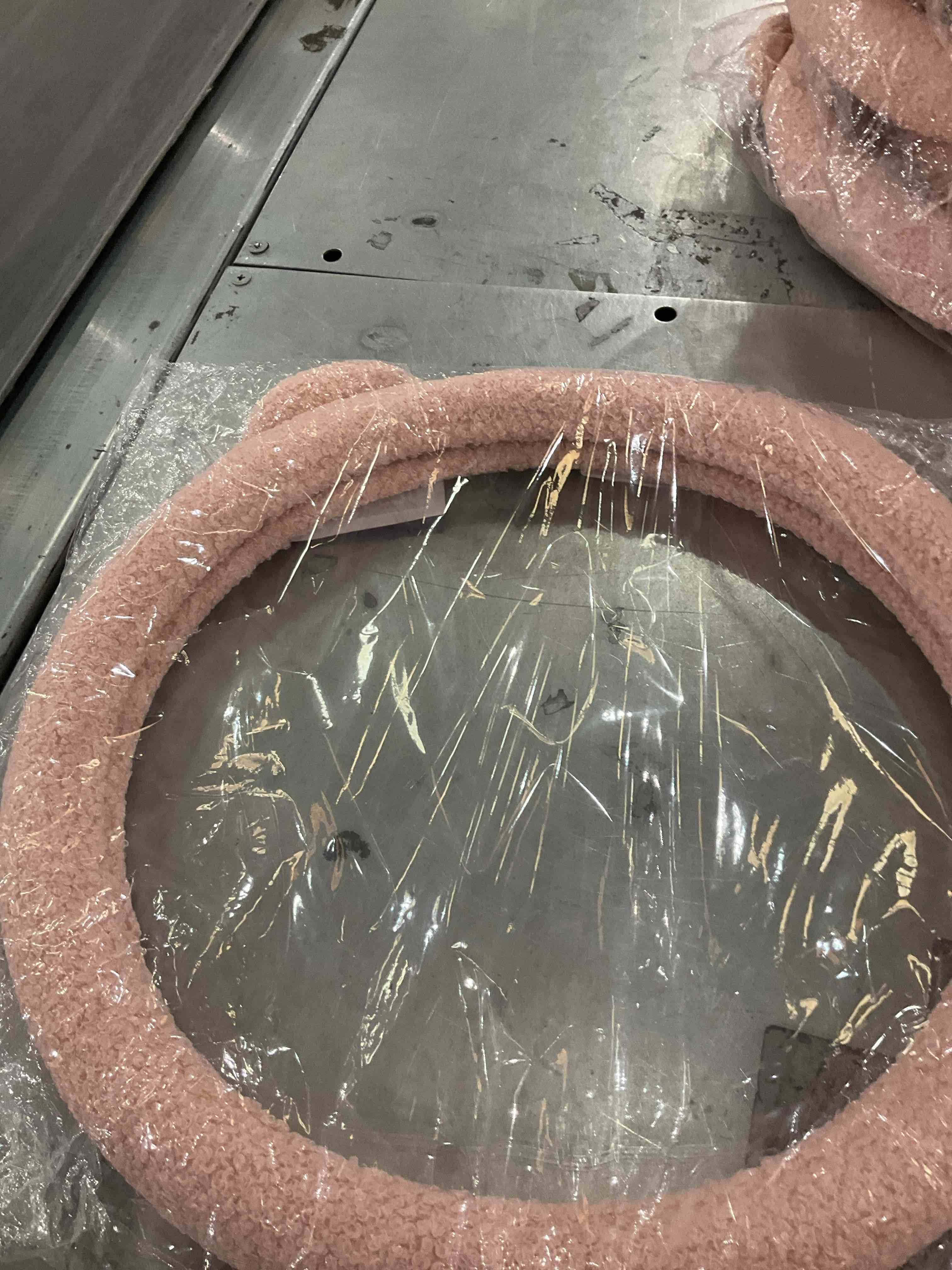 https://s3.amazonaws.com/lotting-images-prod/bidfta/PPE2563607_1744725629065.jpeg