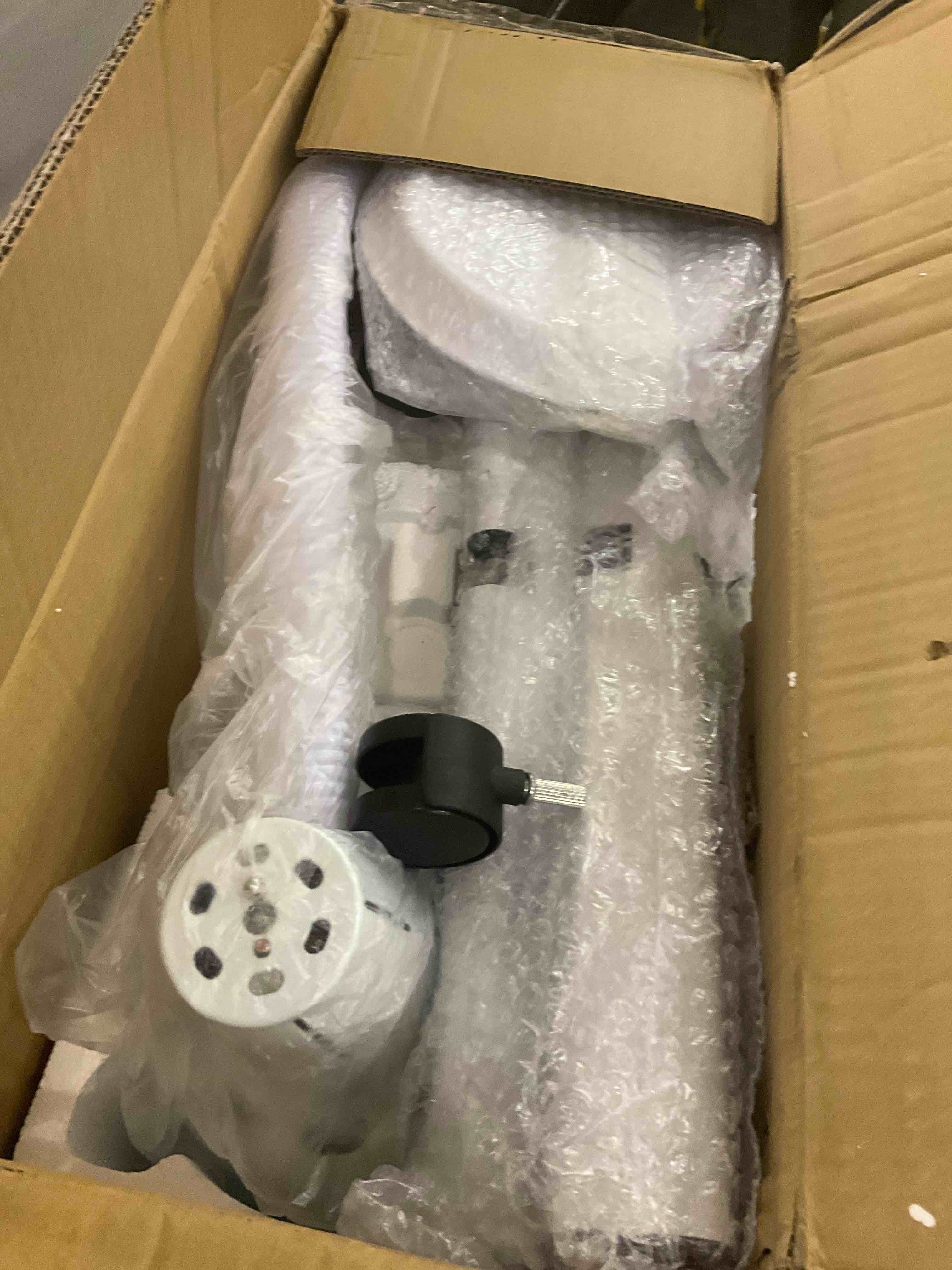 https://s3.amazonaws.com/lotting-images-prod/bidfta/PPE2566322_1745247040365.jpeg
