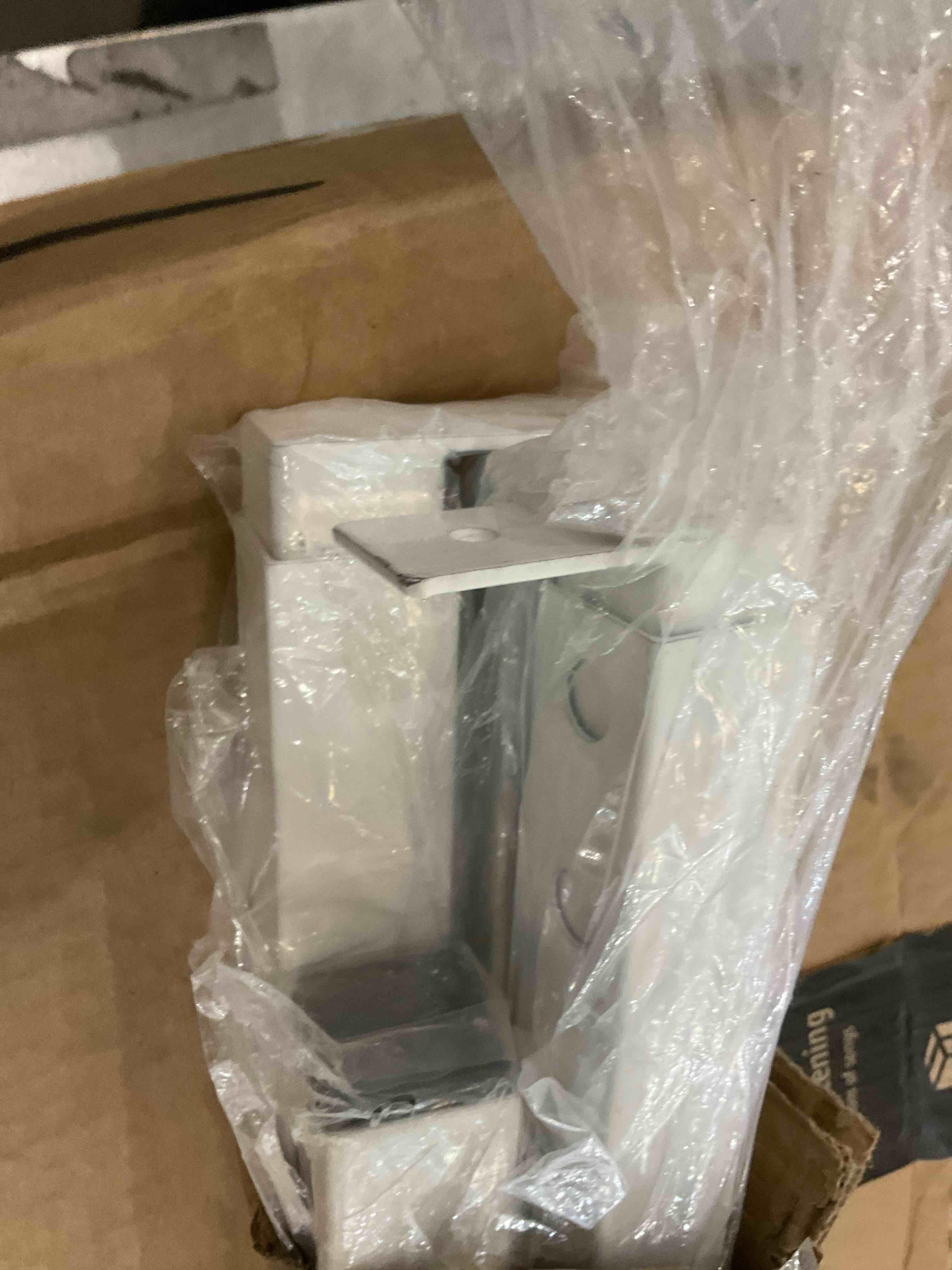 https://s3.amazonaws.com/lotting-images-prod/bidfta/PPE2570561_1744912044233.jpeg