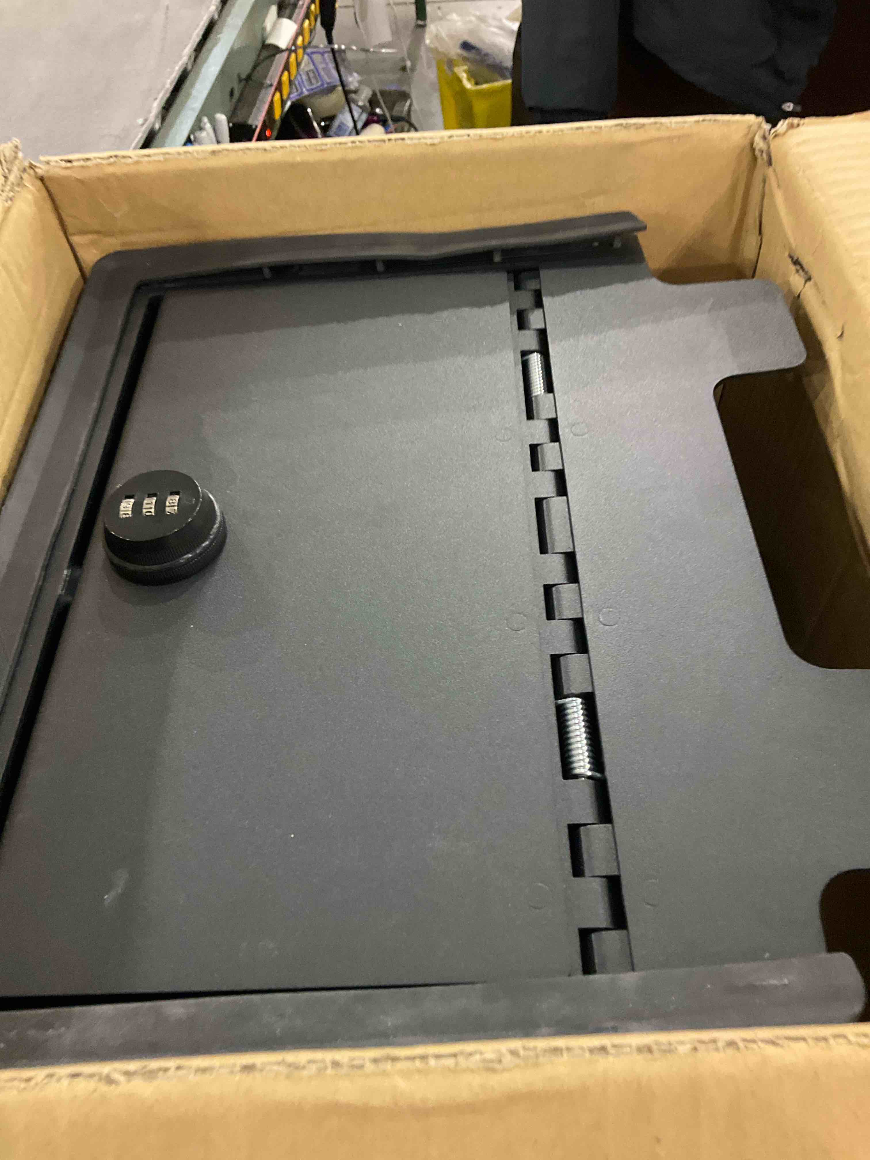 https://s3.amazonaws.com/lotting-images-prod/bidfta/PPE2573565_1745501059503.jpeg
