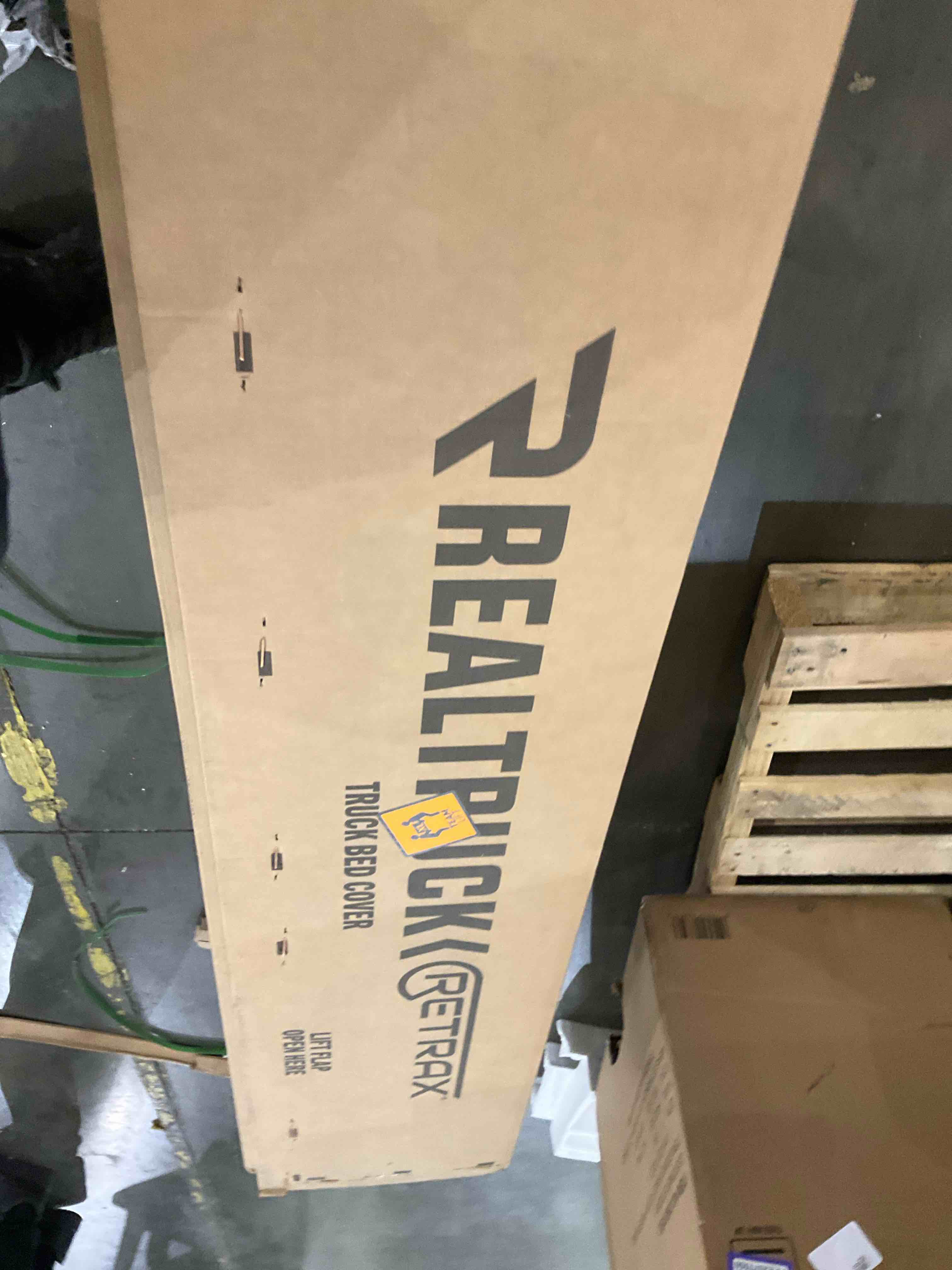 https://s3.amazonaws.com/lotting-images-prod/bidfta/PPE2577586_1746467265583.jpeg